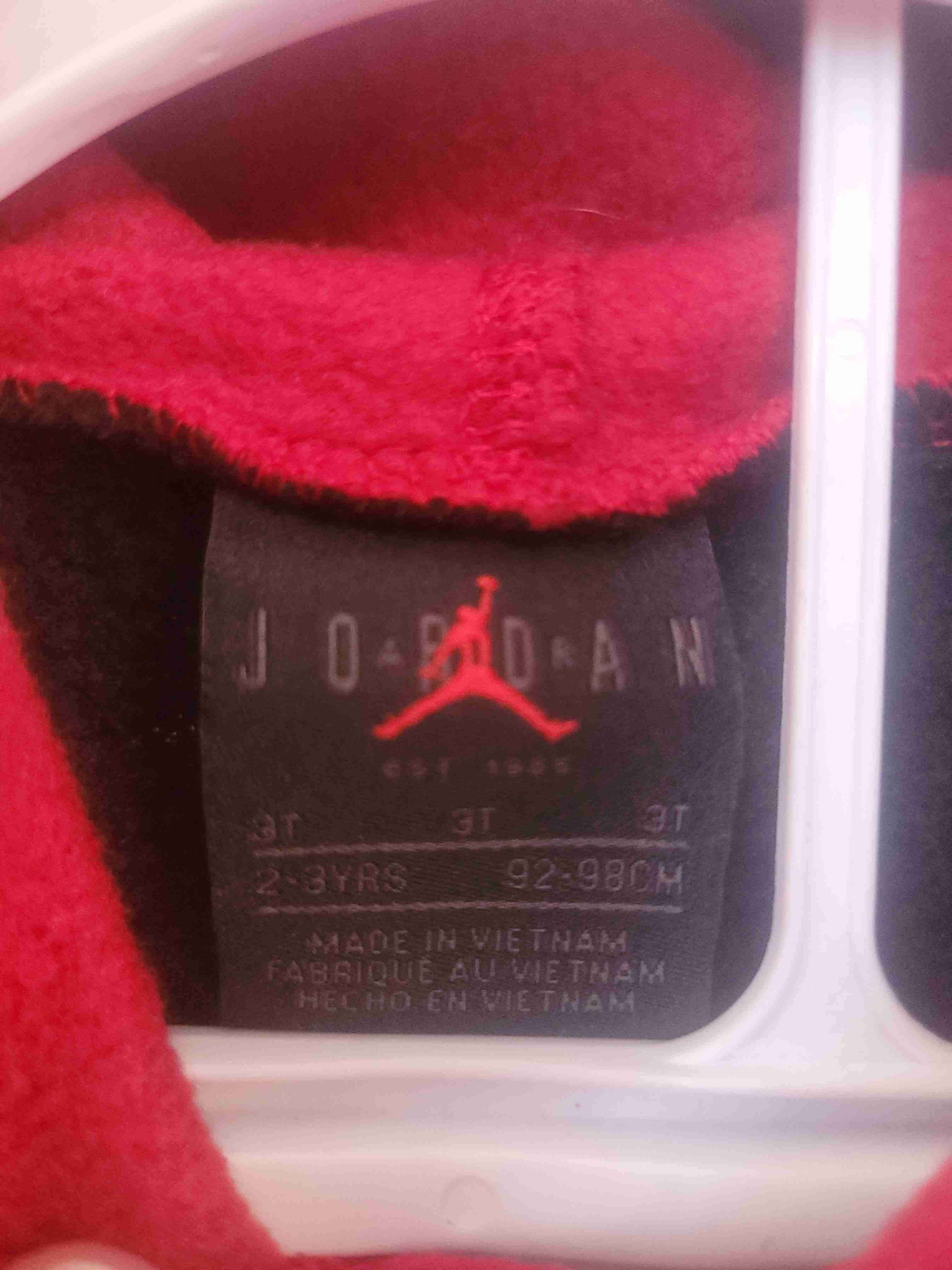 Conjunto de niño Jordan rojo y negro - miniatura 3