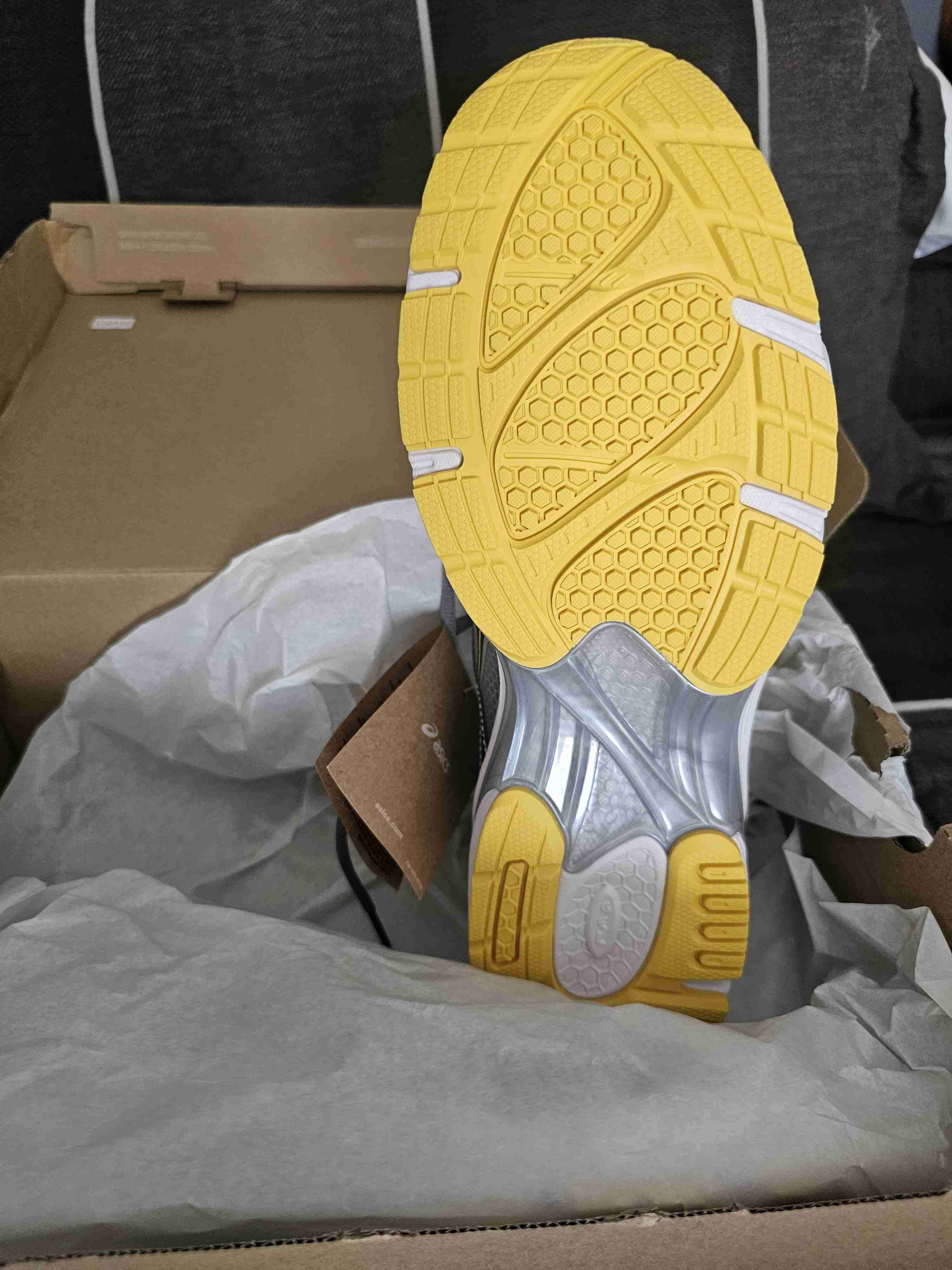 Zapatillas deportivas gris y amarillo - miniatura 2