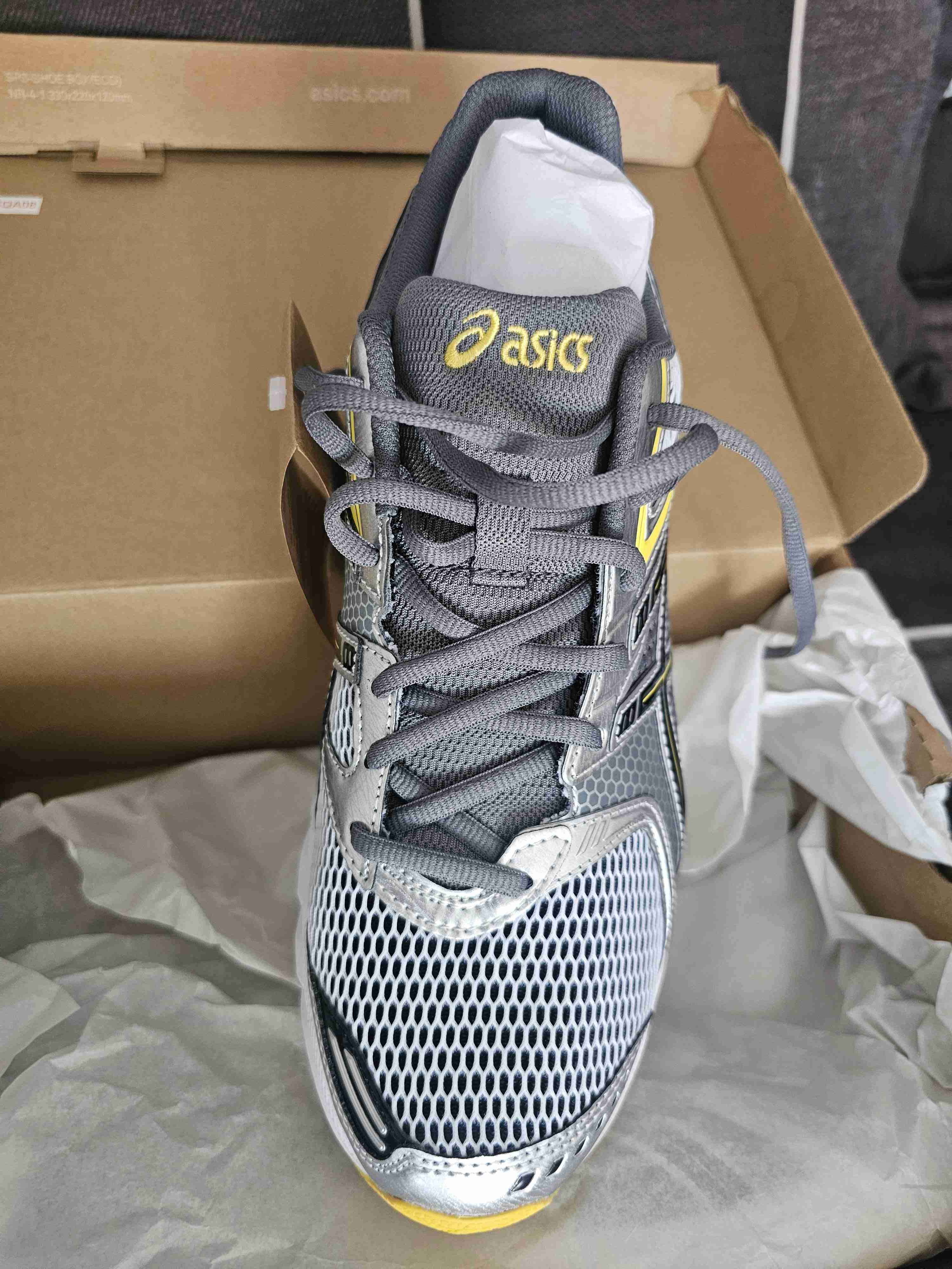 Zapatillas deportivas gris y amarillo - miniatura 3