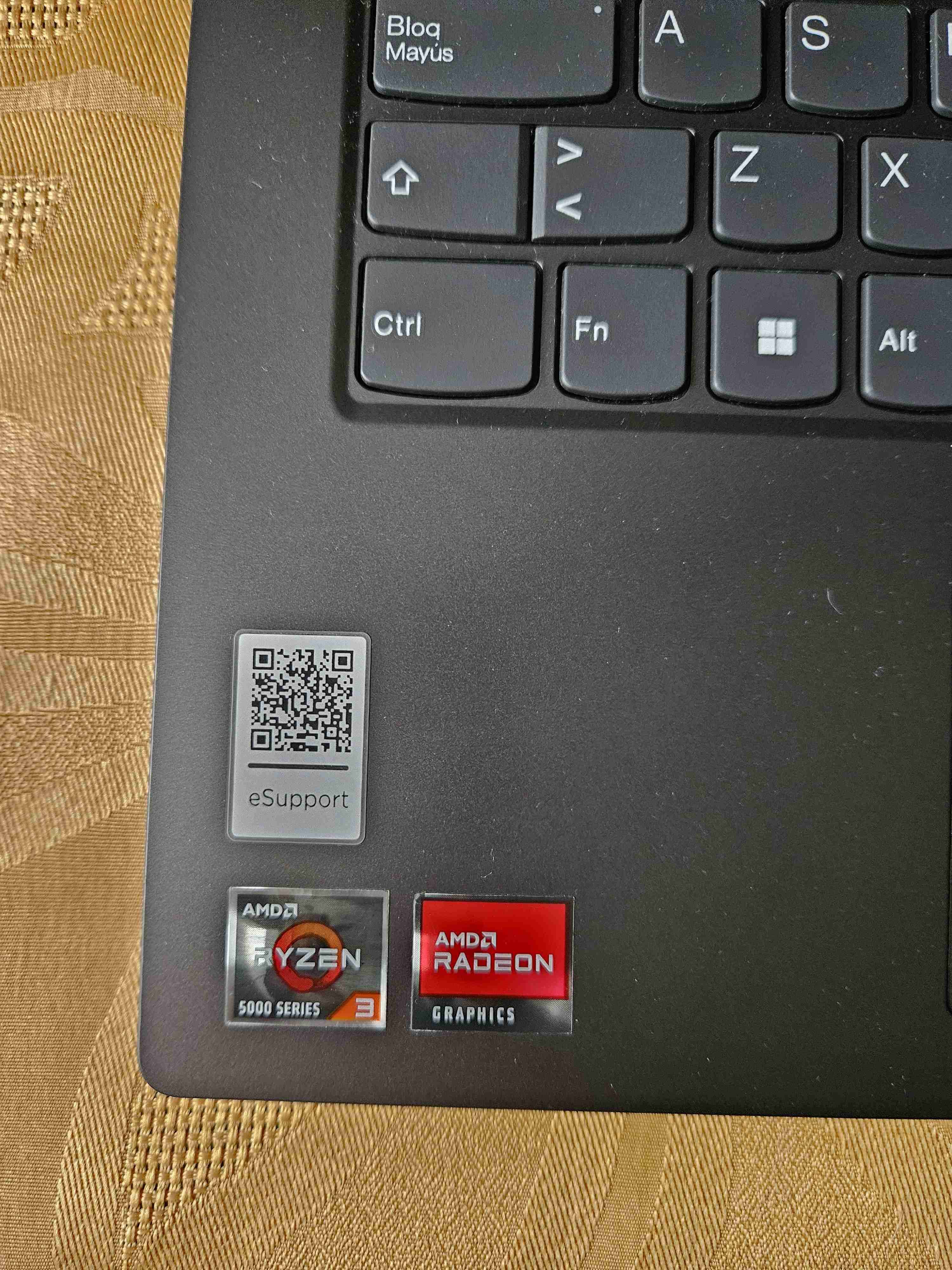 Vendo Notebook Lenovo Ryzen 3, para estudiantes - miniatura 3