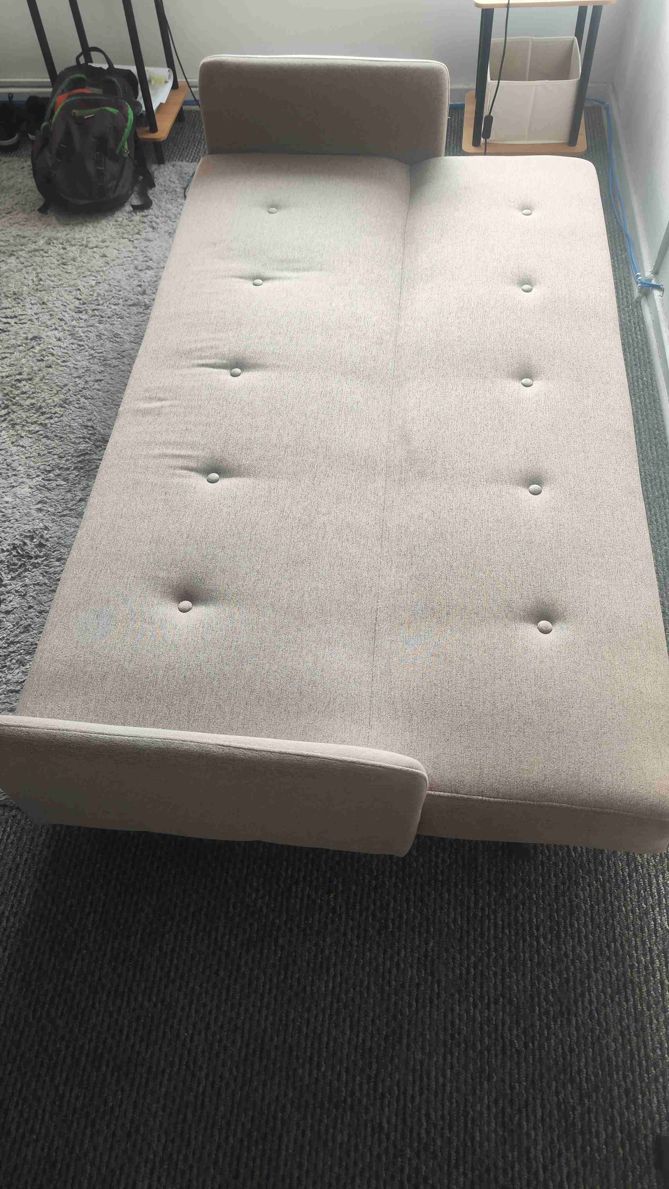 Sofá beige acolchado - miniatura 2