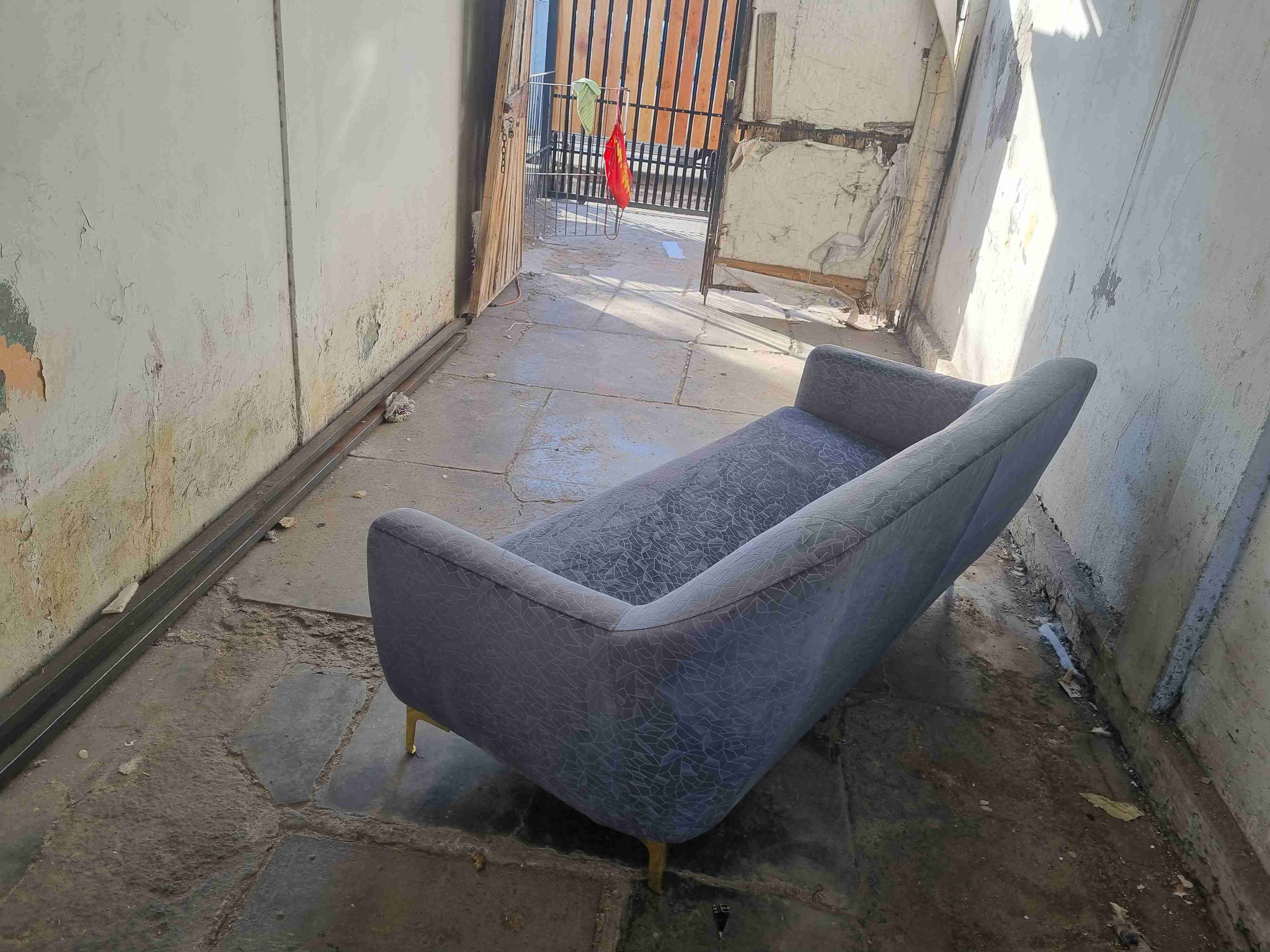 Sofá felpa gris  dias de uso - miniatura 4