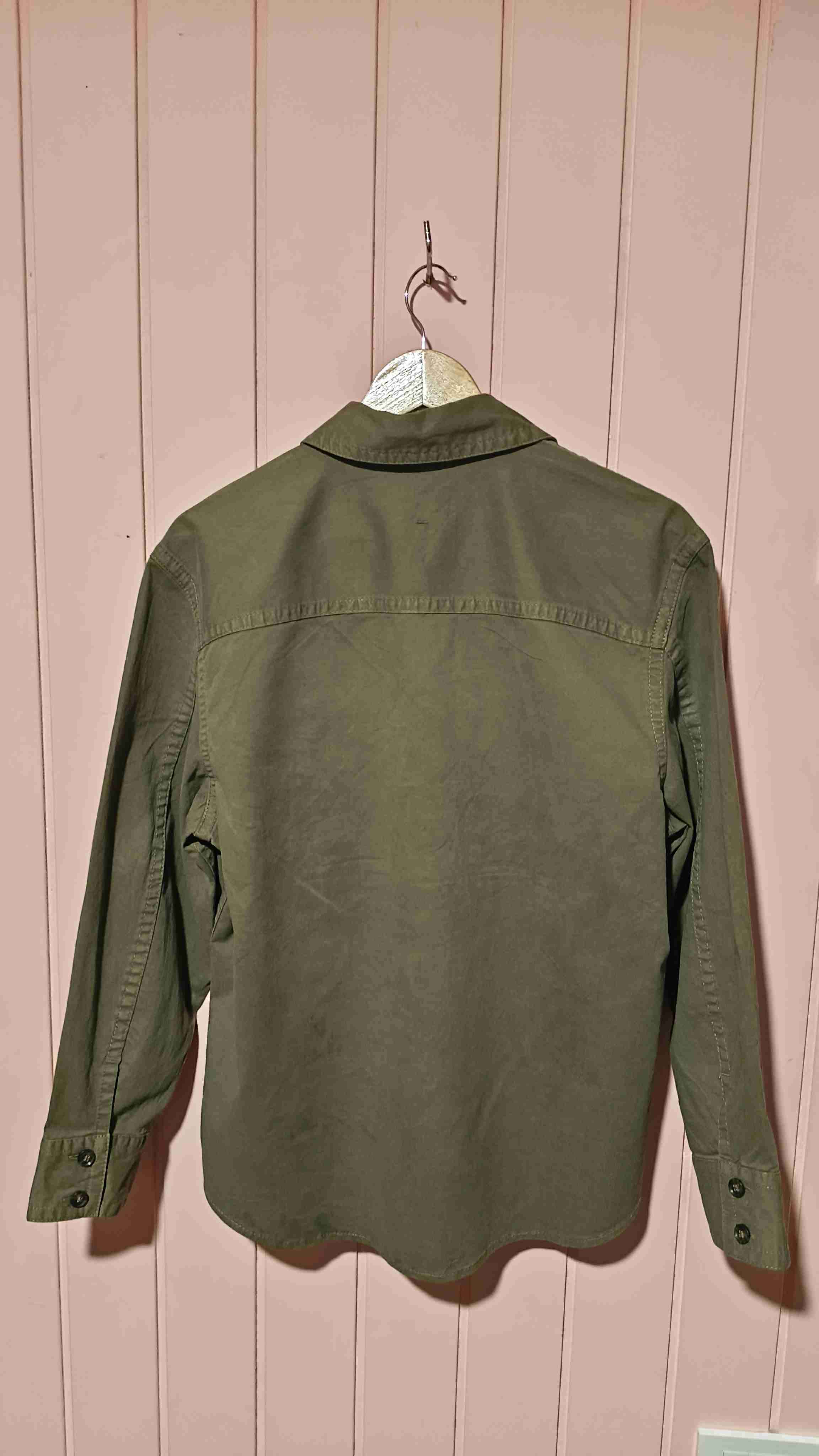 Camisa verde olivo  con bolsillos - miniatura 2