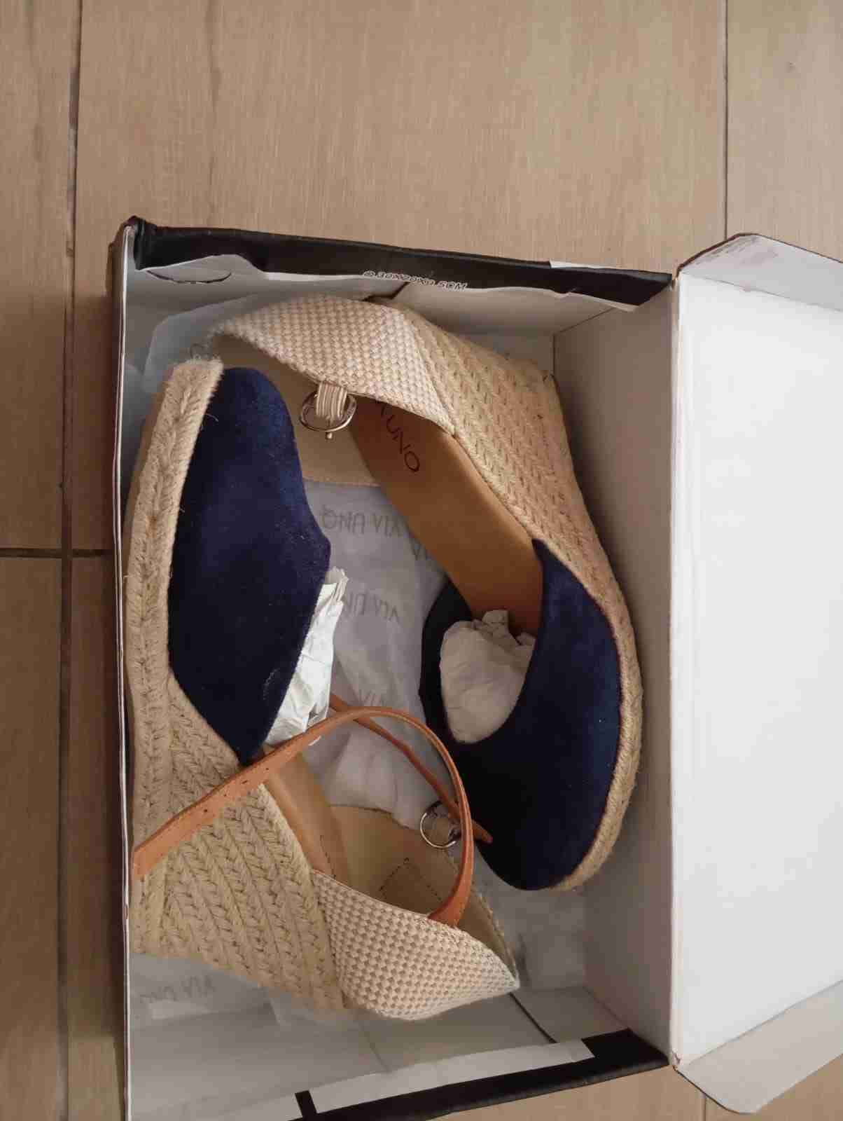 Sandalias de cuña azul y beige