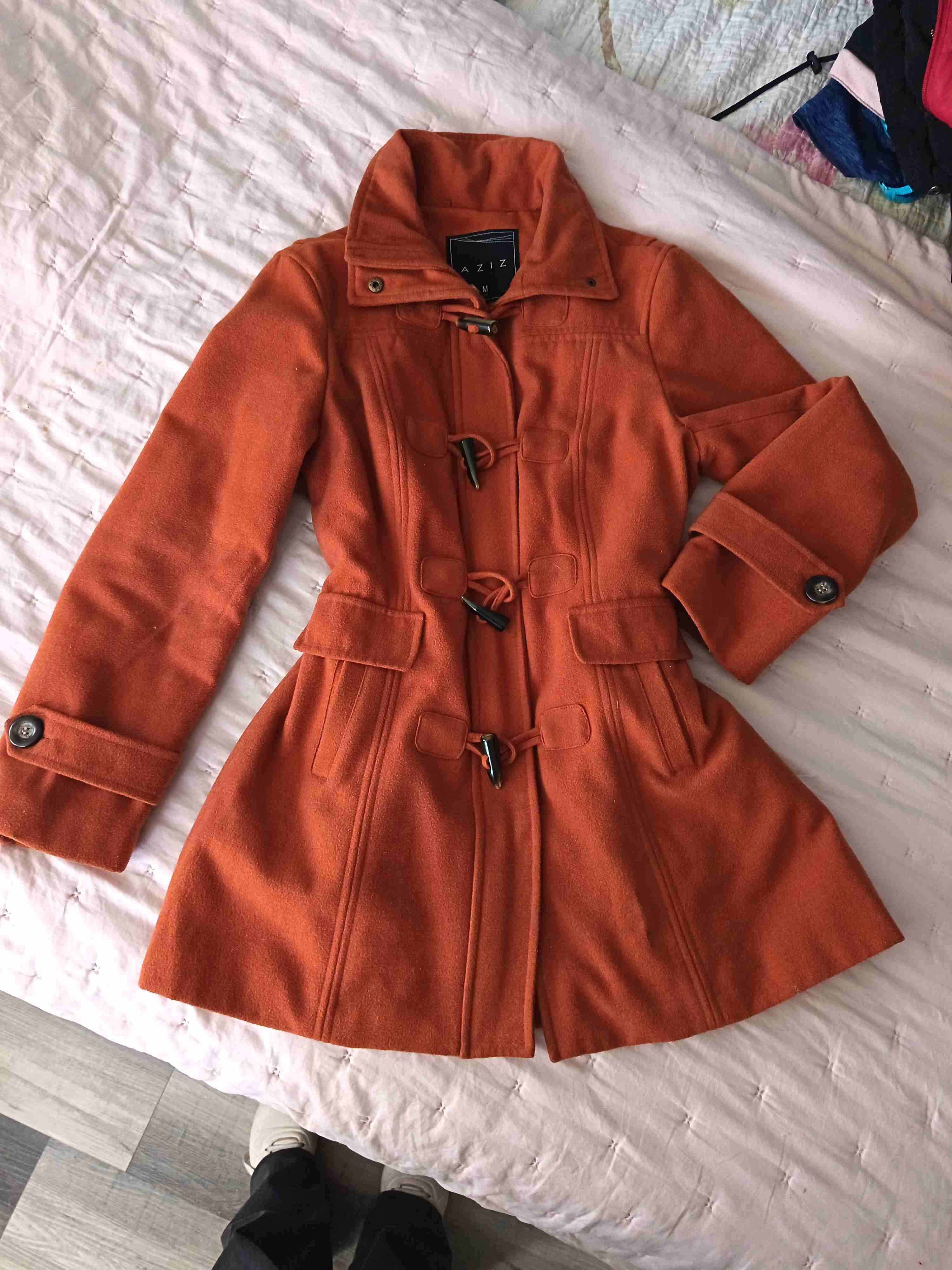Abrigo naranja con cierre de botones