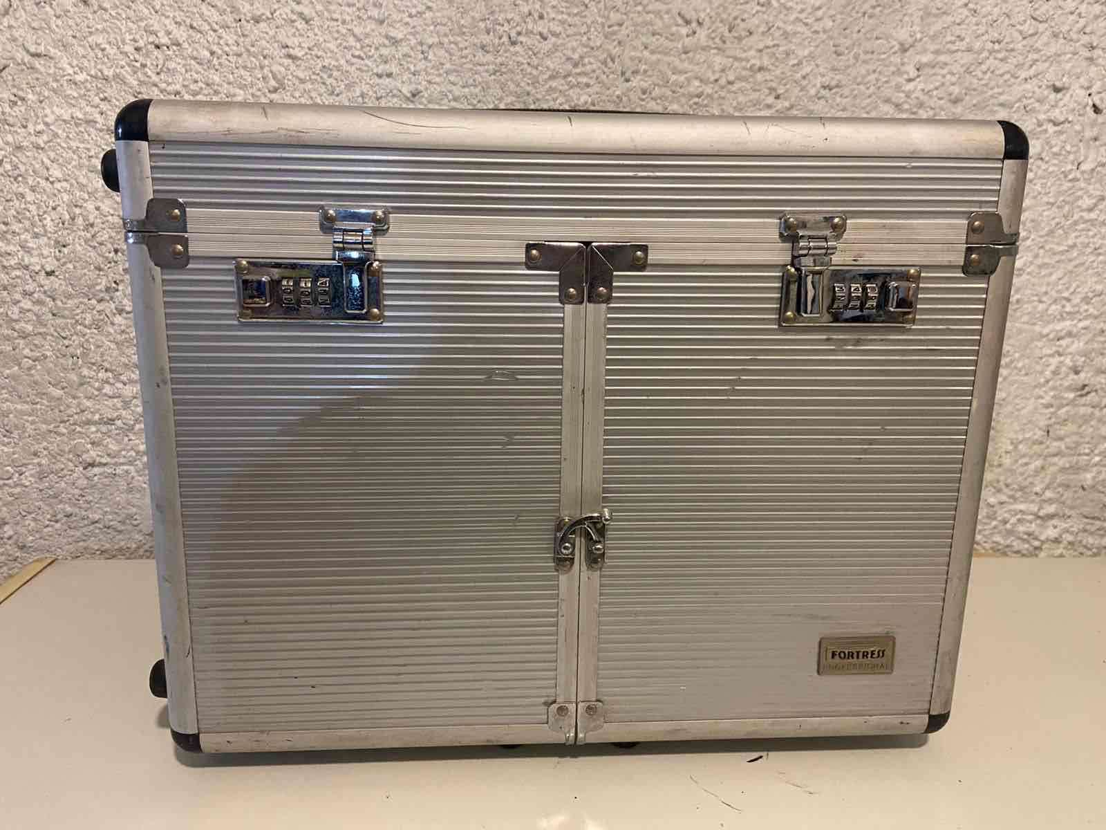 Maletín metálico con cerraduras