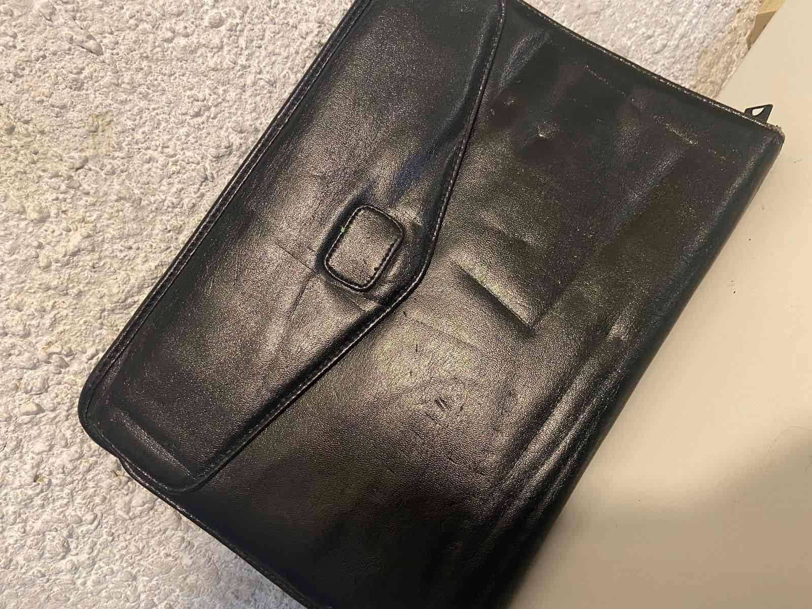 Portadocumentos negro de cuero