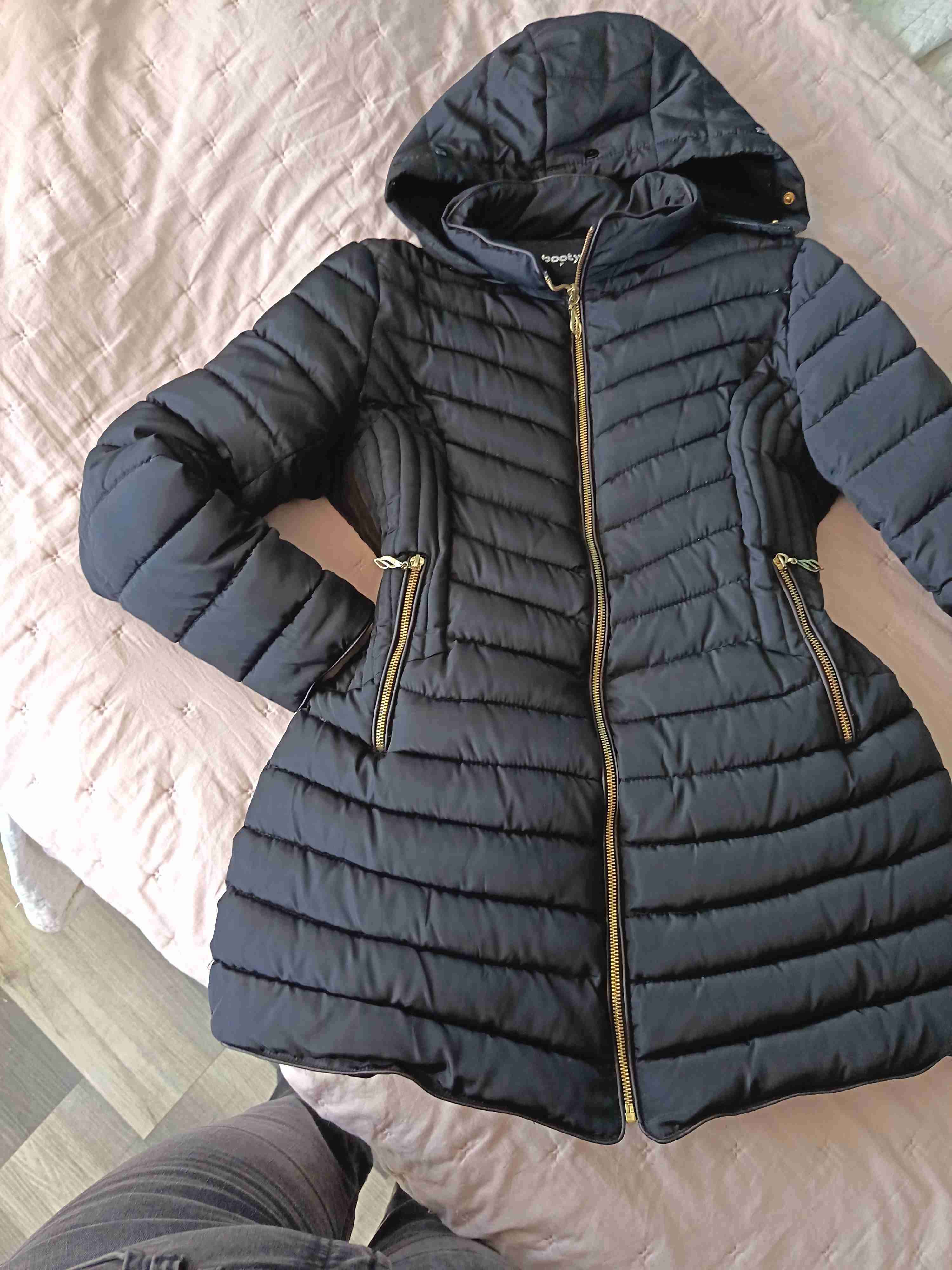 Parka acolchada negra con capucha