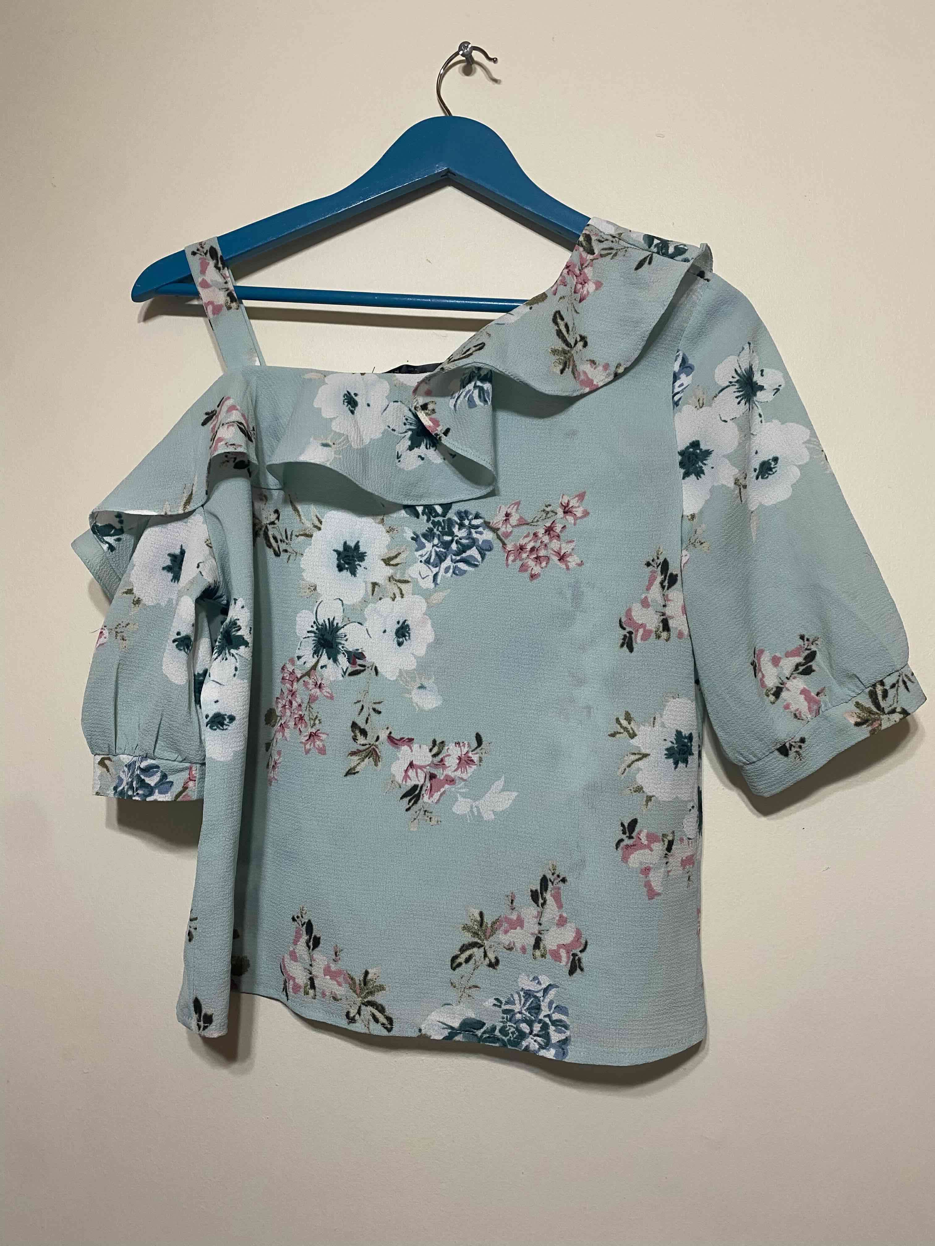 Blusa floral de un hombro talla S