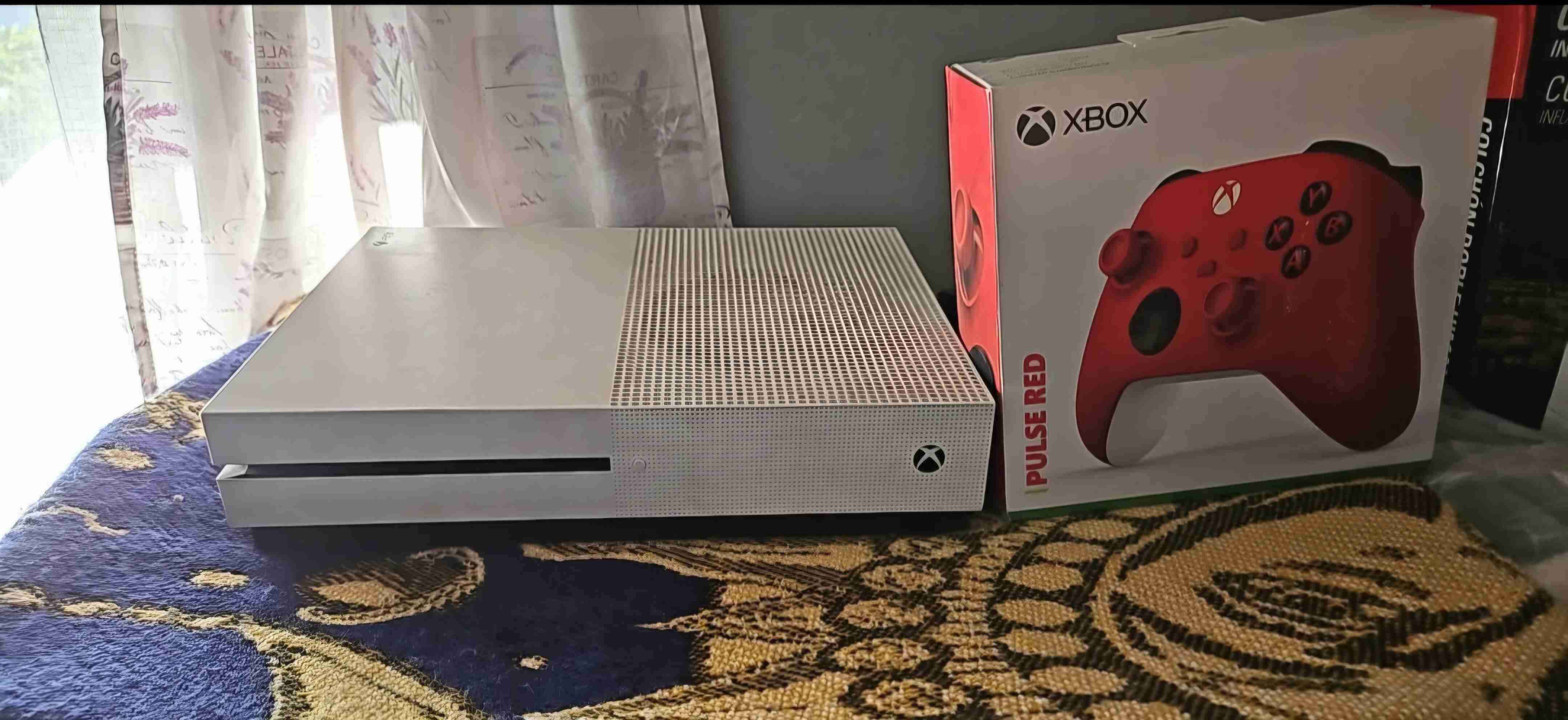 Consola Xbox one s, blanca con control rojo - miniatura 1