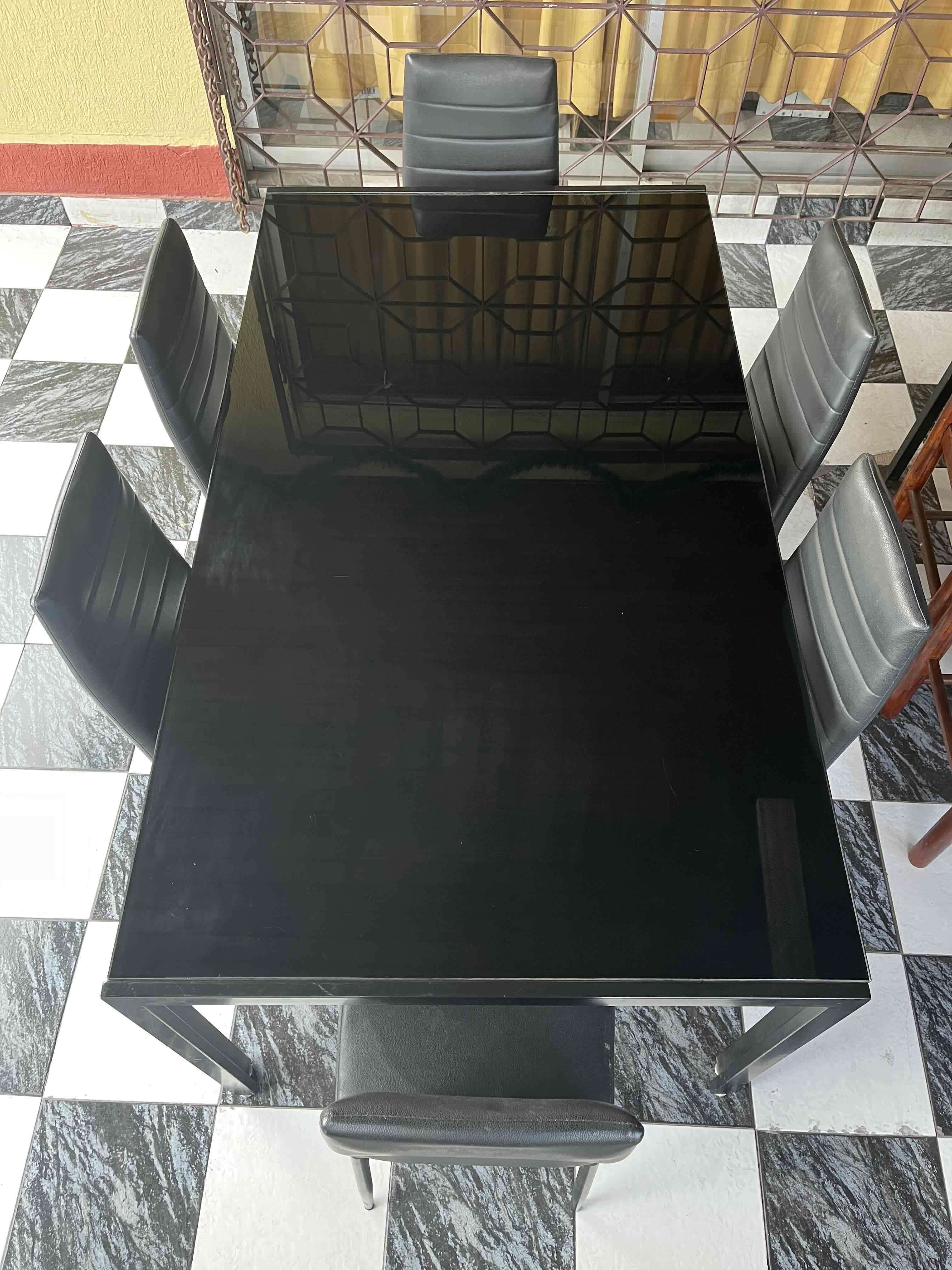 Mesa comedor negra con sillas - miniatura 1