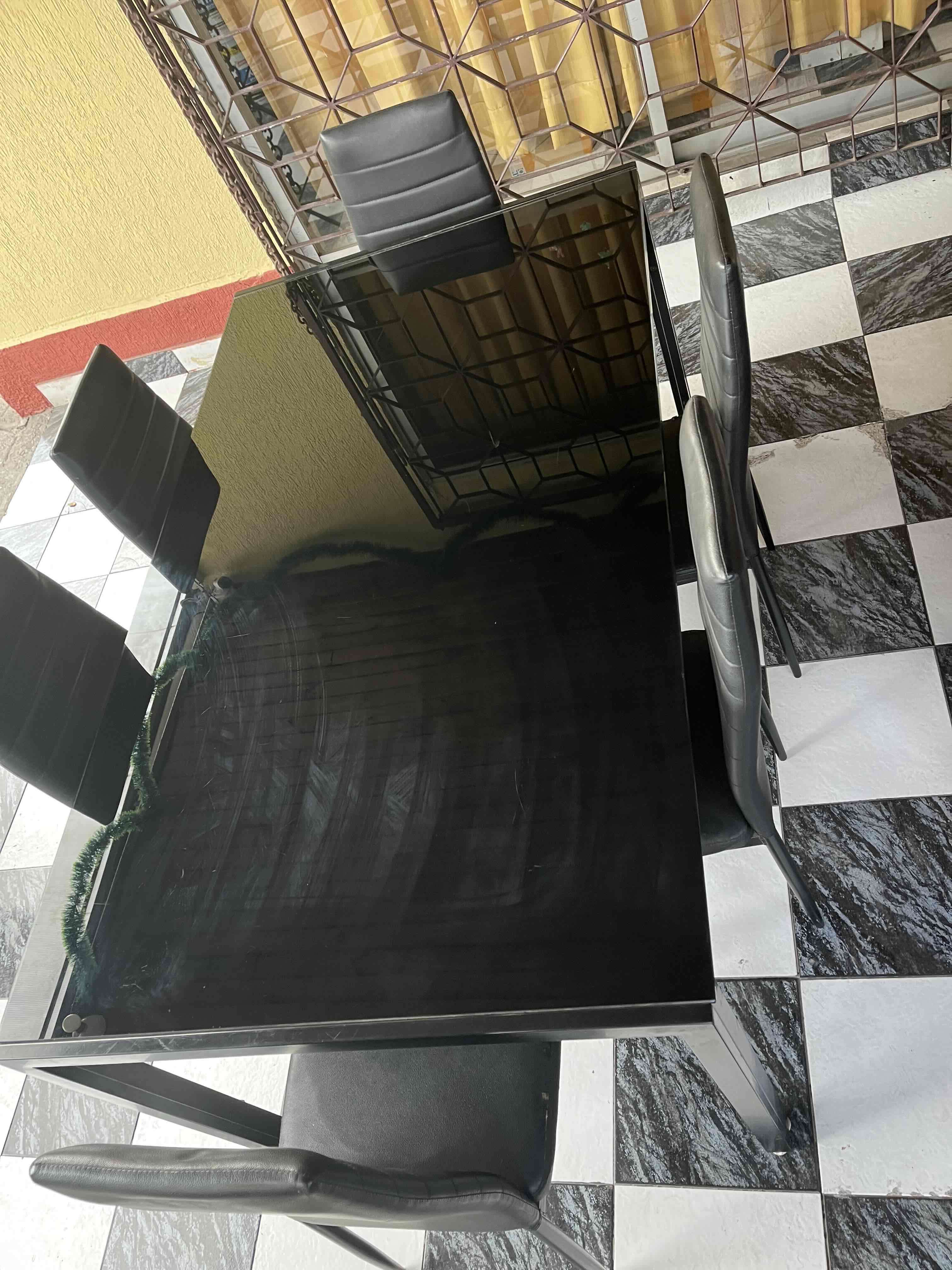 Mesa comedor negra con sillas - miniatura 2