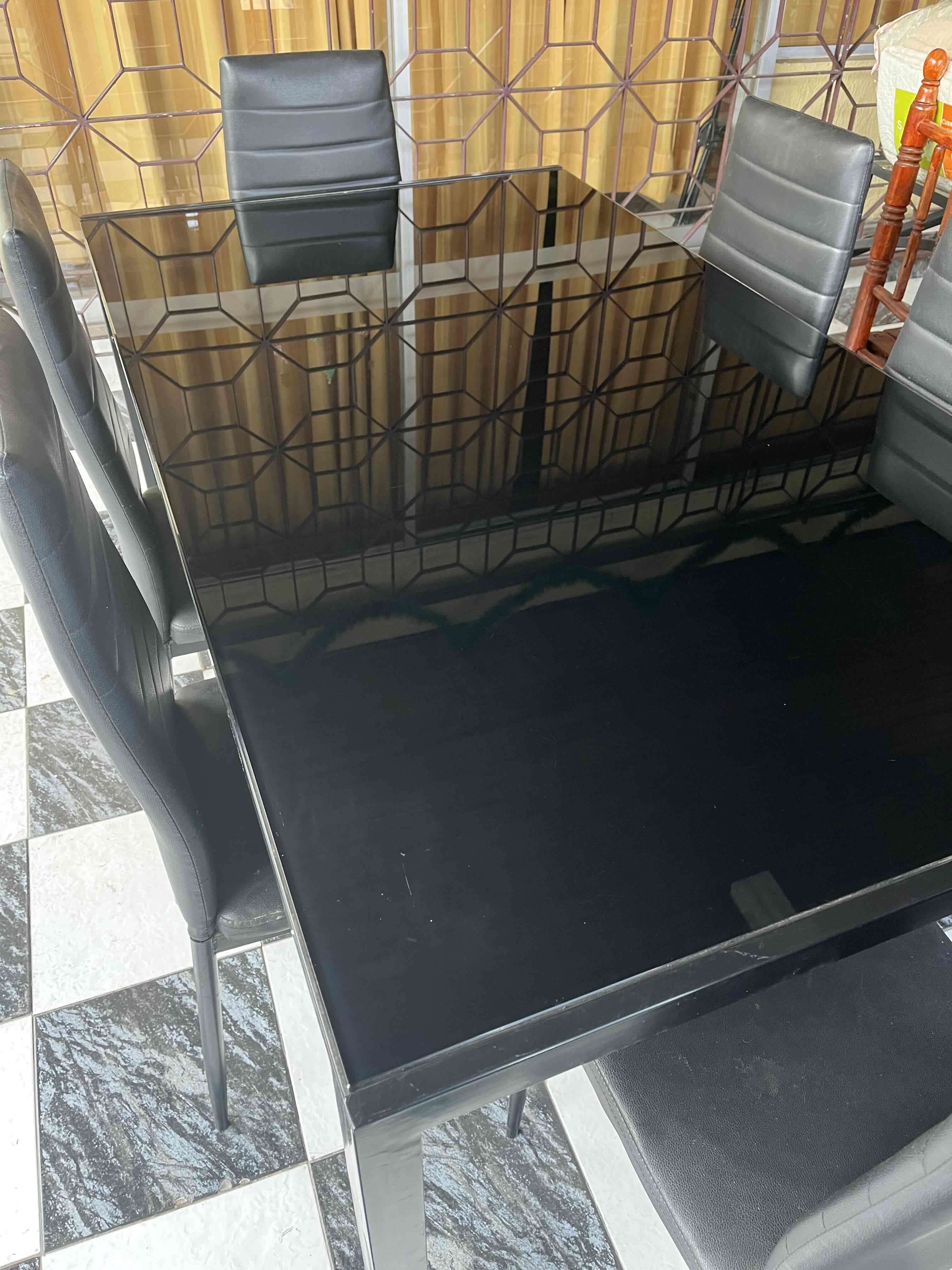 Mesa comedor negra con sillas - miniatura 3