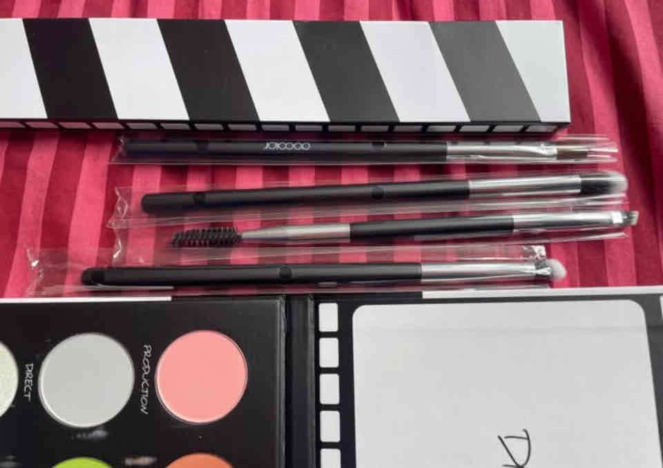 Paleta de sombras Docolor +set brochas ojos - miniatura 3