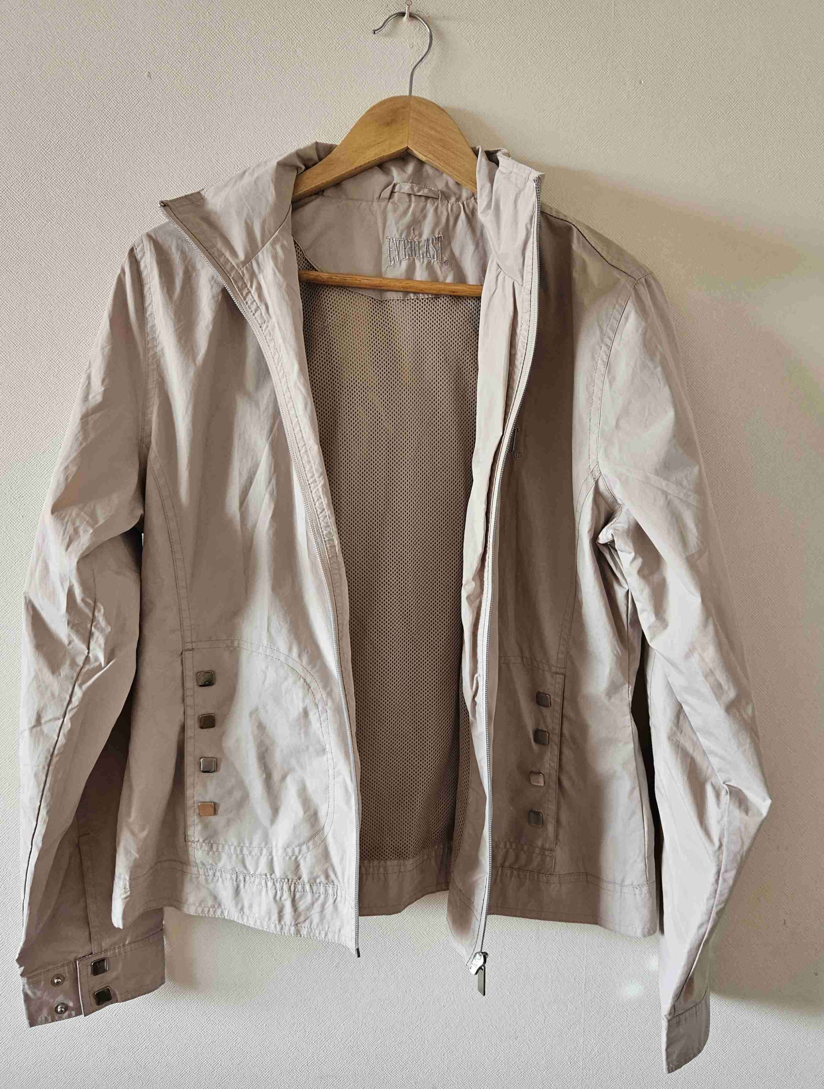 Impermeable beige con capucha - miniatura 2