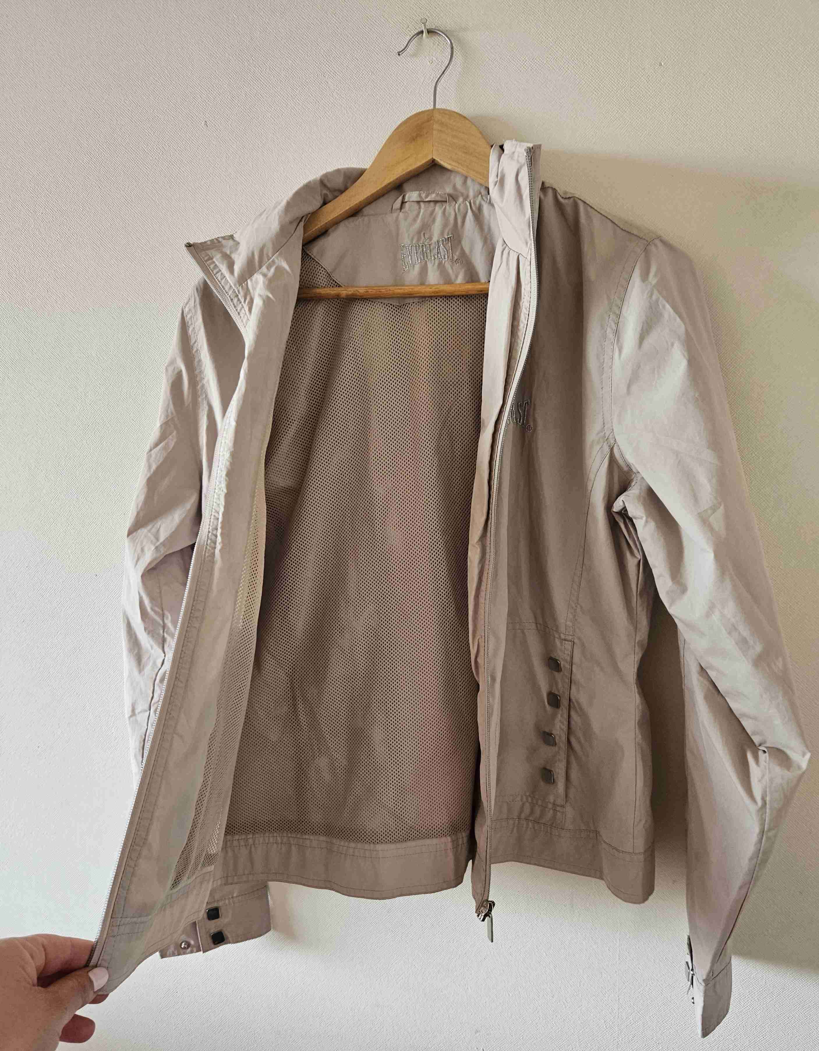 Impermeable beige con capucha - miniatura 3