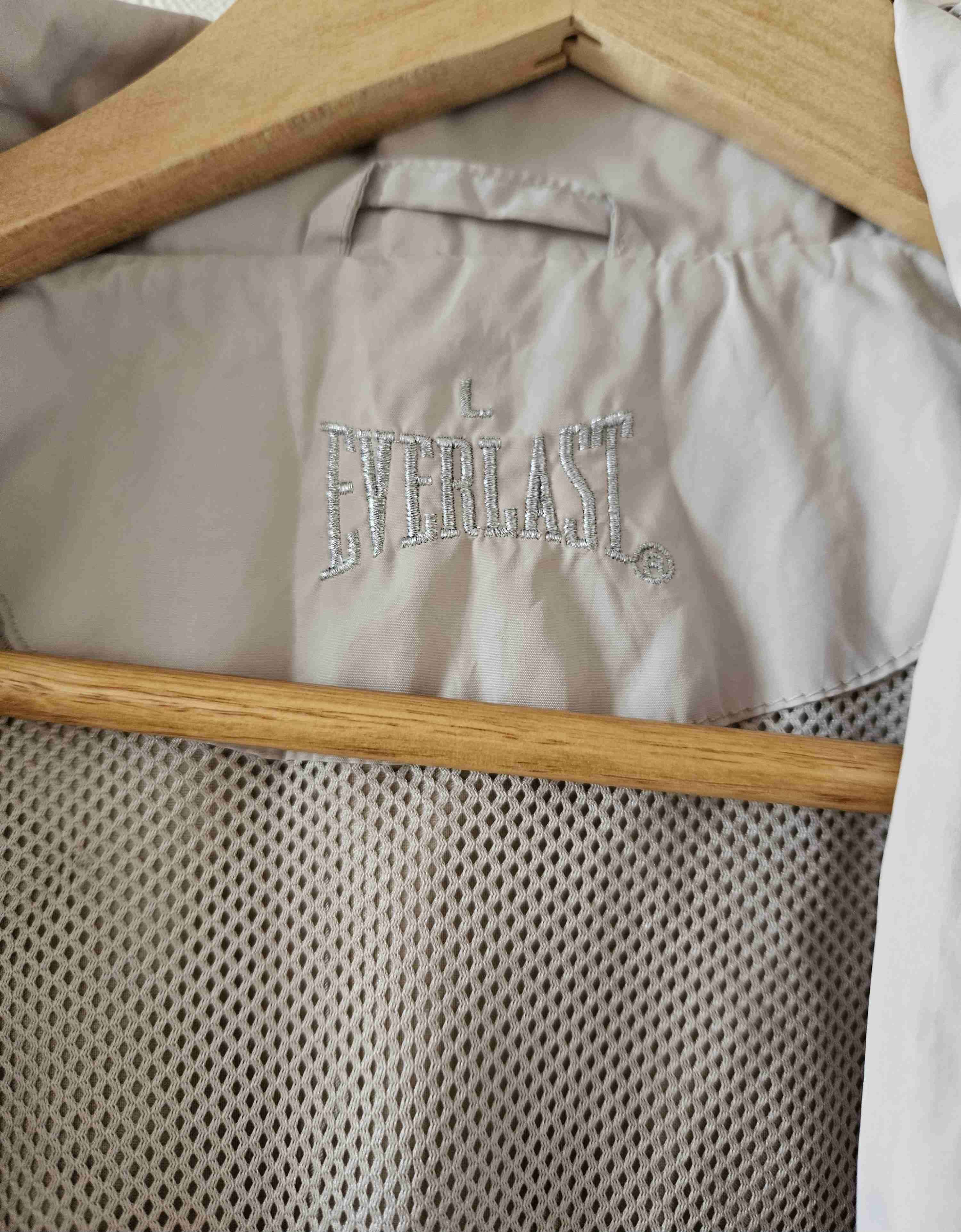 Impermeable beige con capucha - miniatura 4