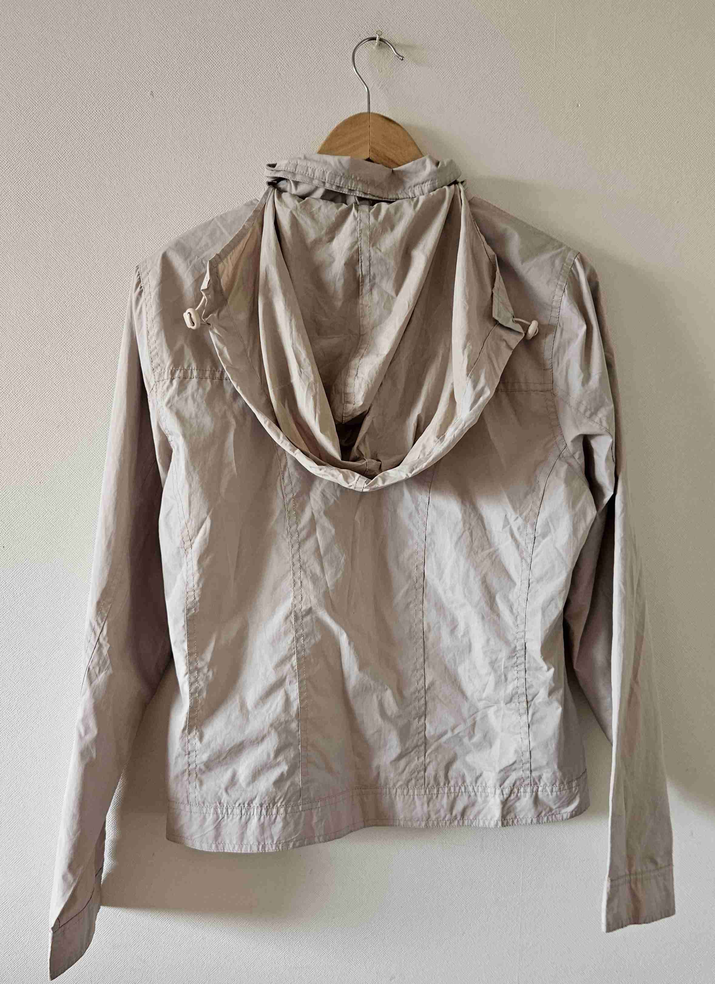 Impermeable beige con capucha - miniatura 5