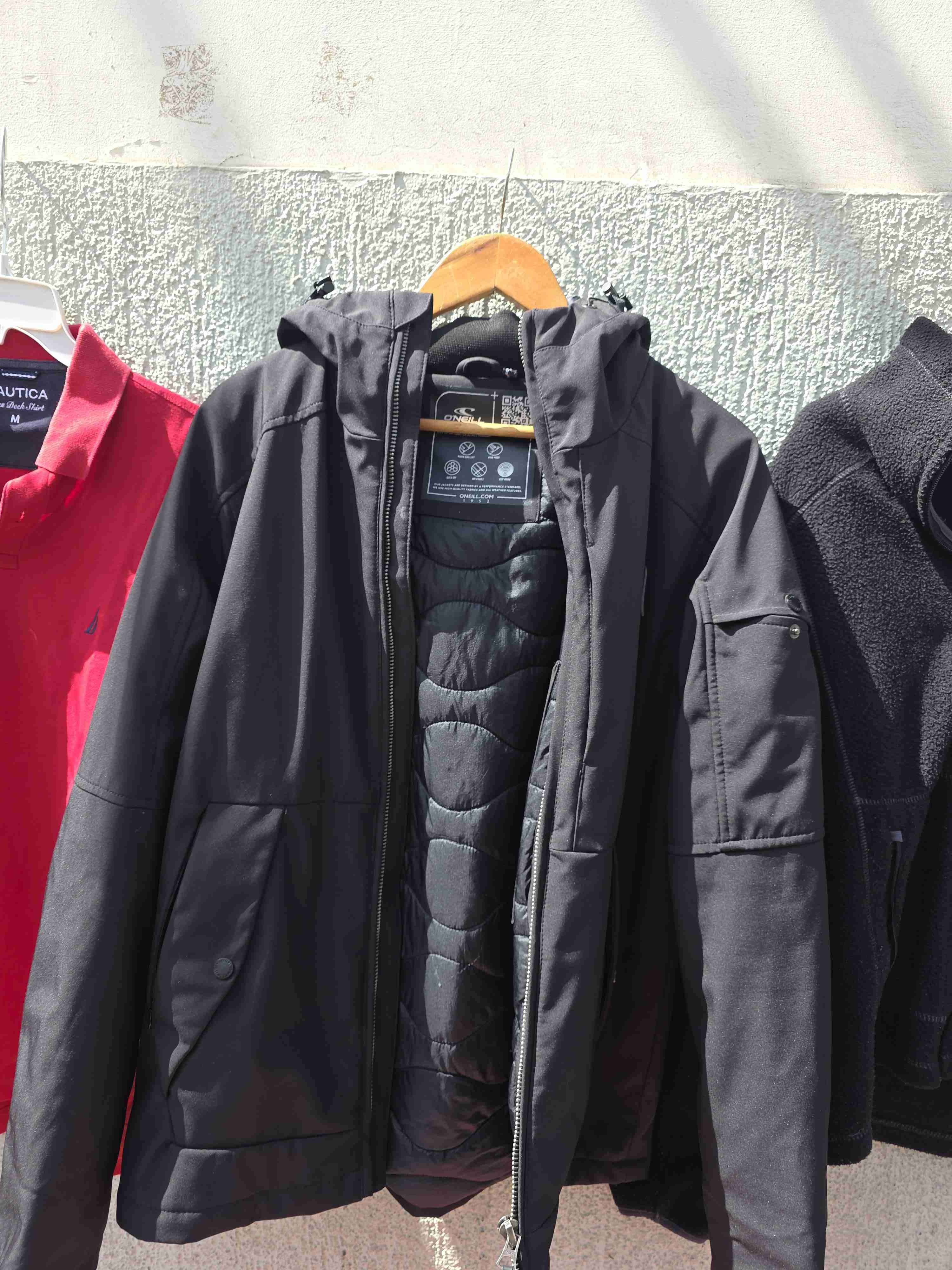 Chaqueta negra con capucha - miniatura 1