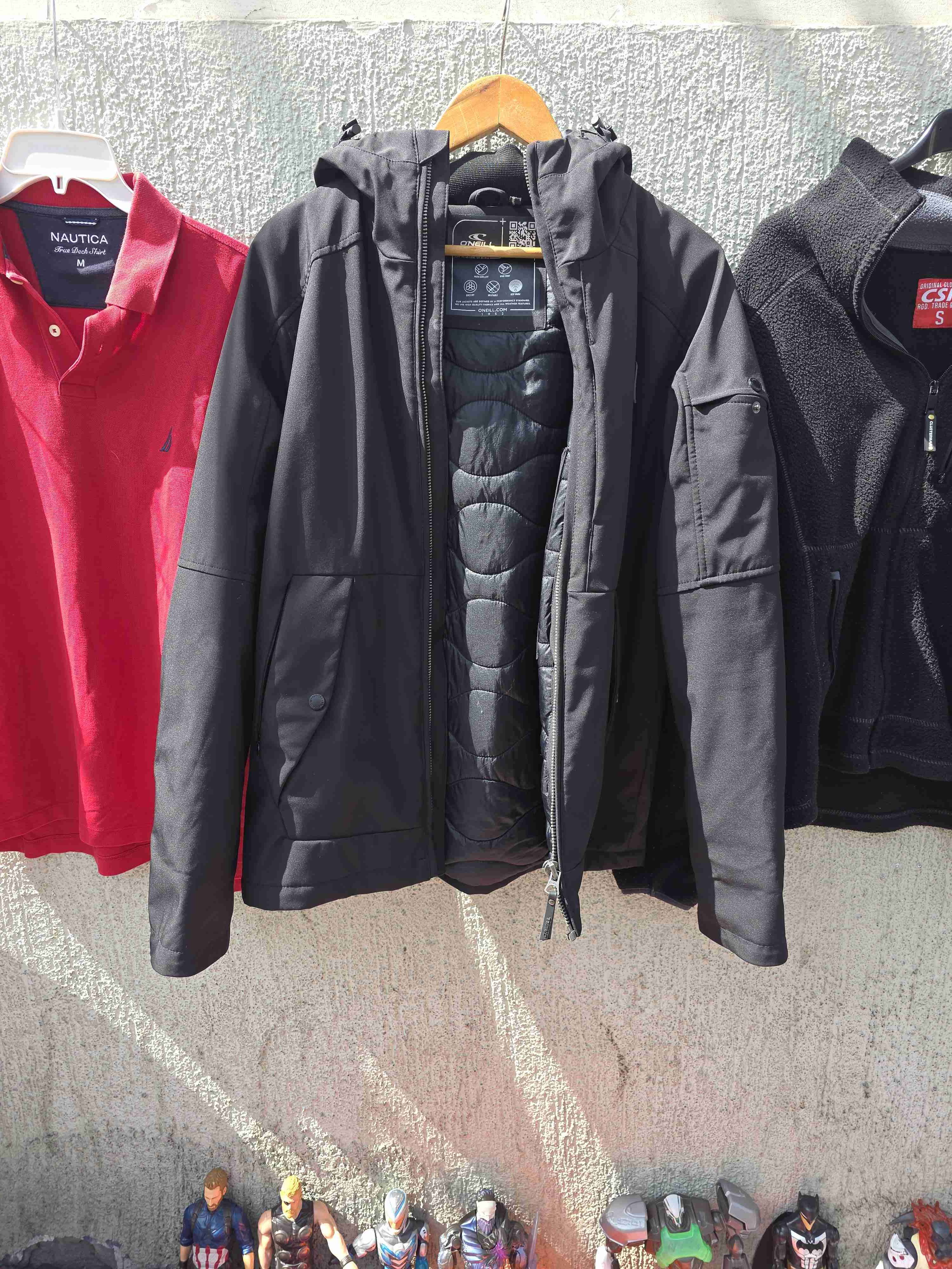 Chaqueta negra con capucha - miniatura 2