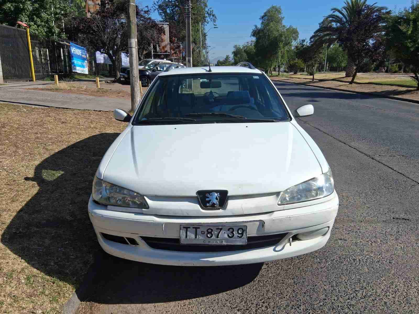 Auto station wagon blanco - miniatura 2