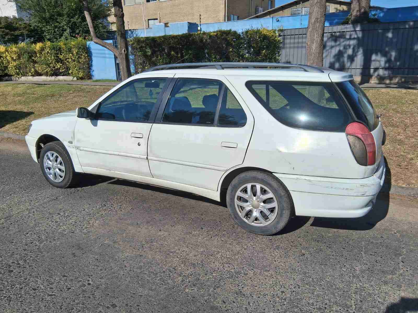 Auto station wagon blanco - miniatura 3