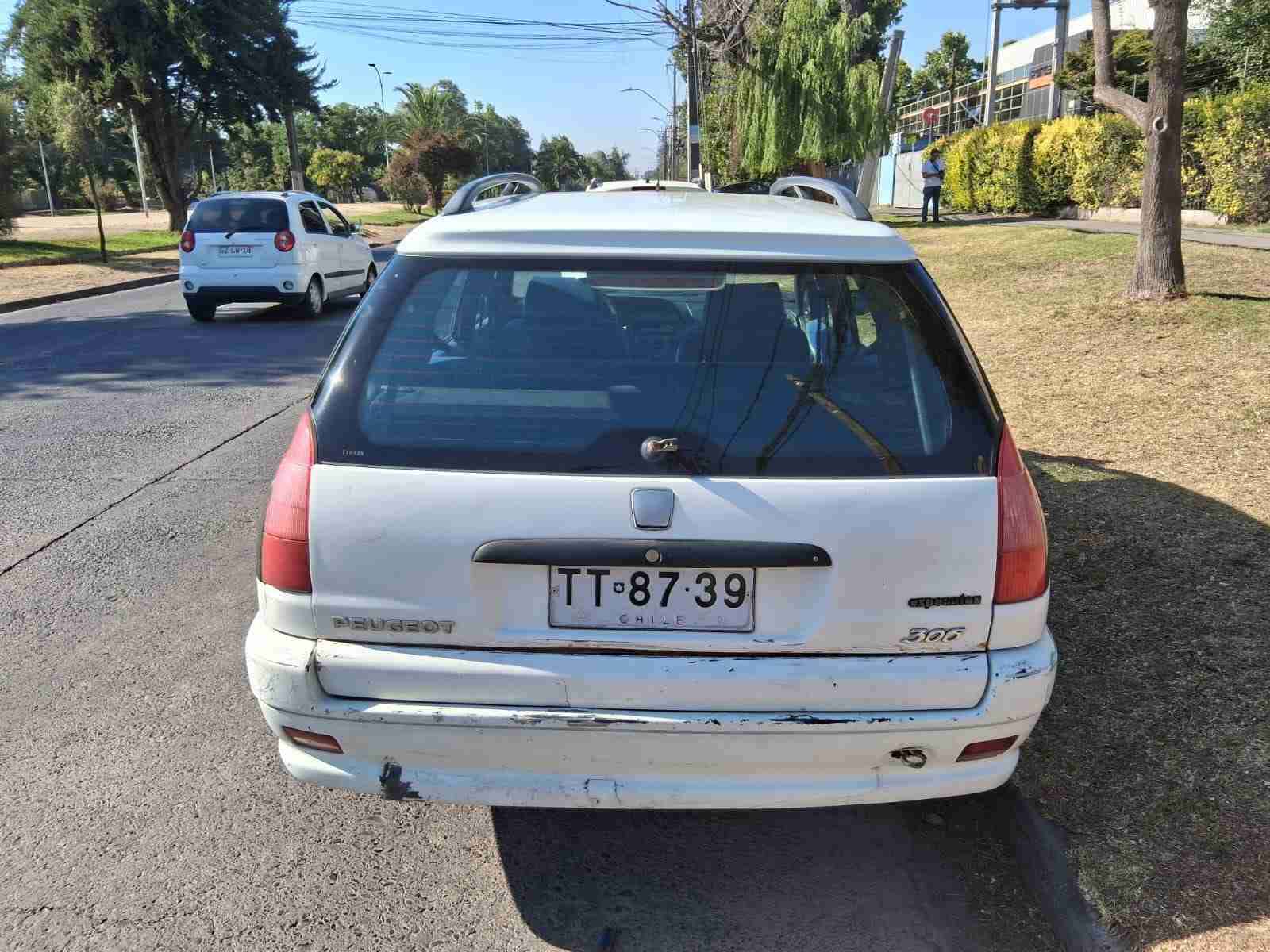 Auto station wagon blanco - miniatura 4