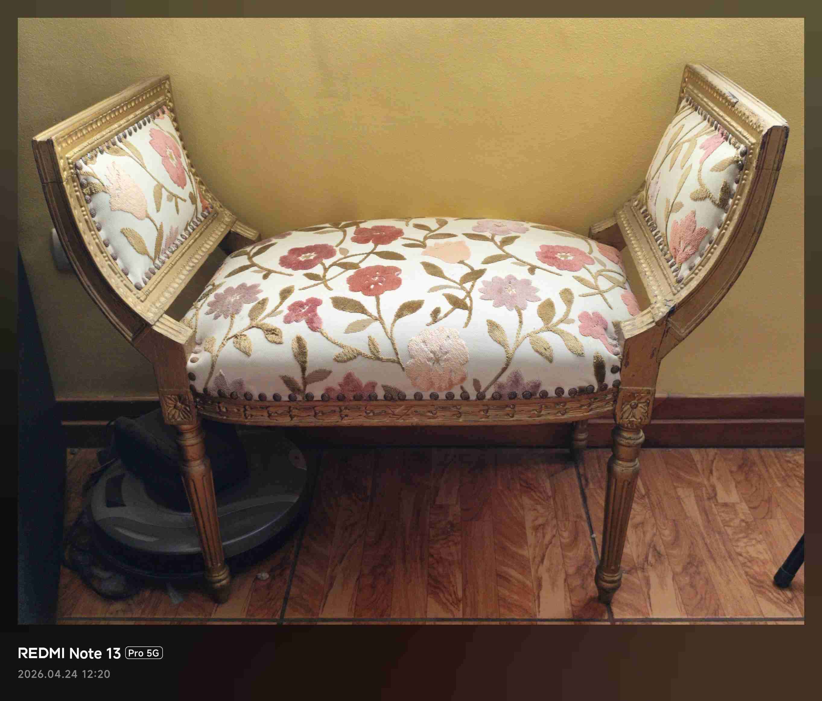 Banqueta Luis XVI tapizada floral vintage
