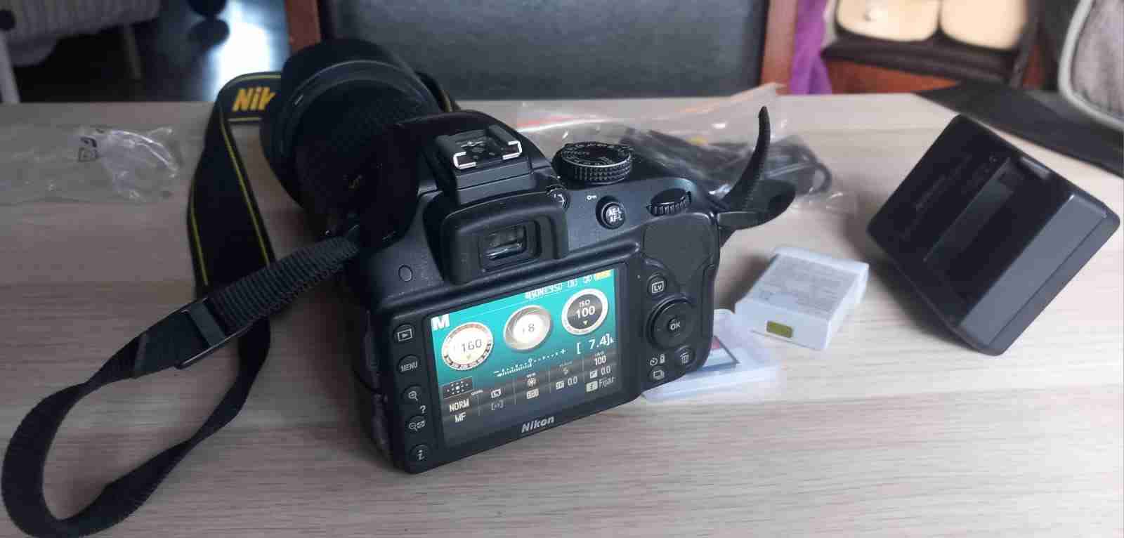 Cámara Nikon DSLR con accesorios - miniatura 1