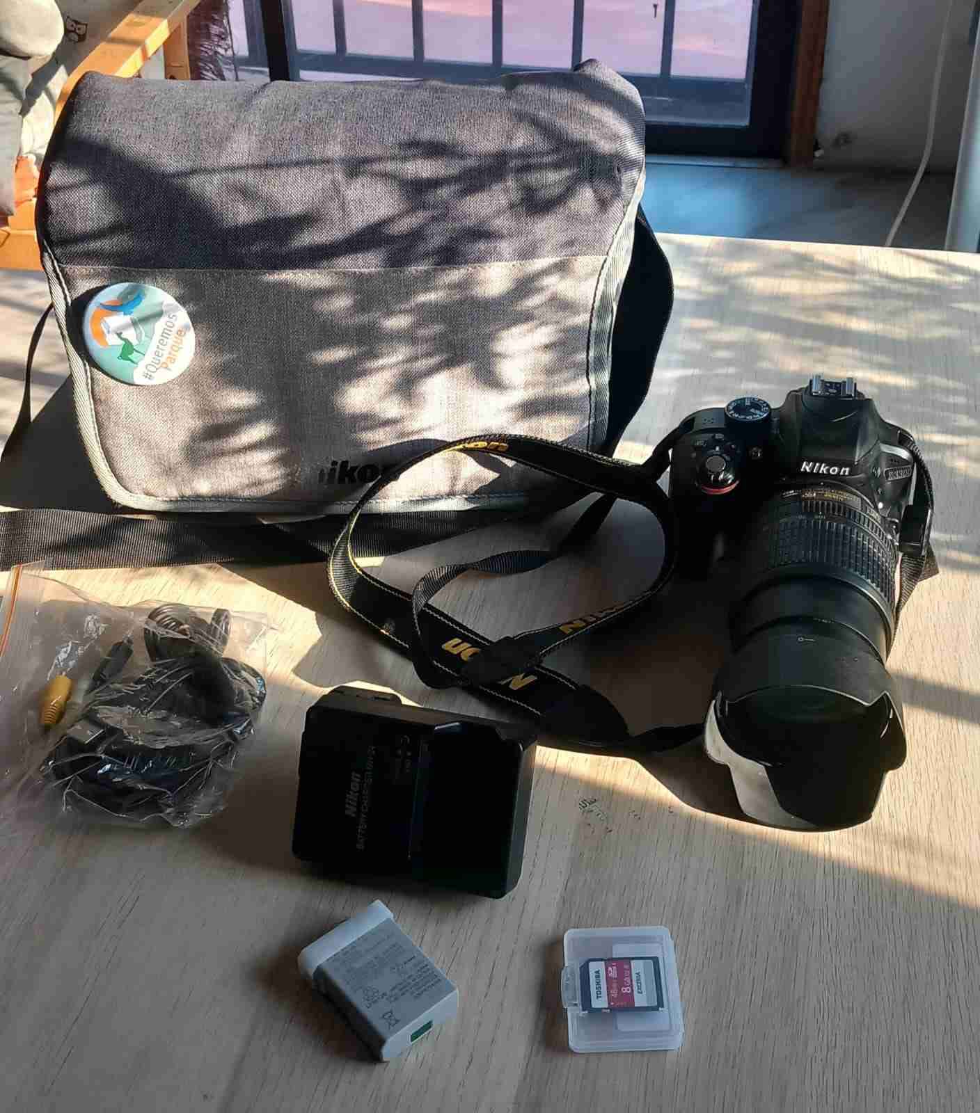 Cámara Nikon DSLR con accesorios - miniatura 2