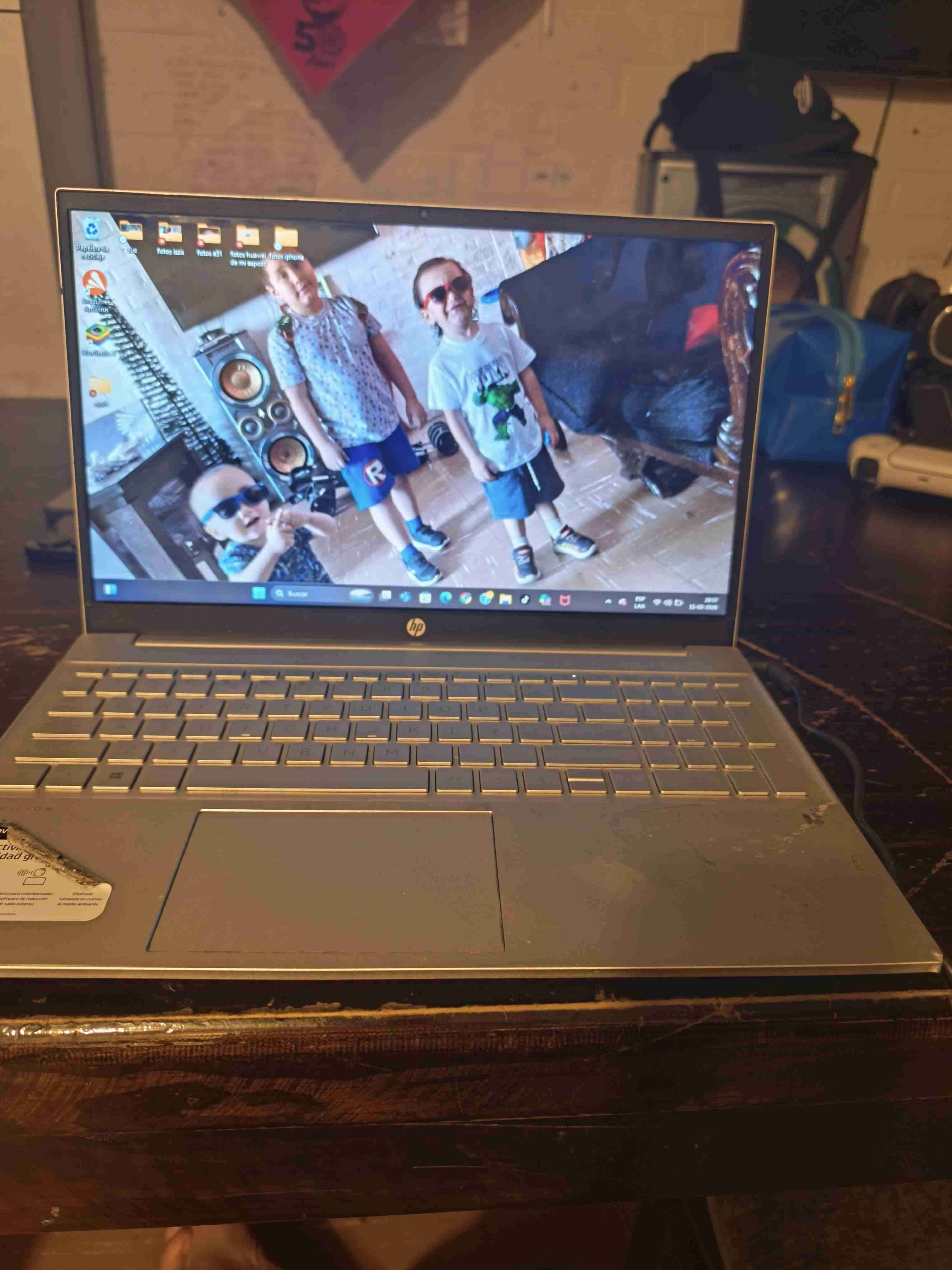 Laptop HP plateada en buen estado - miniatura 1