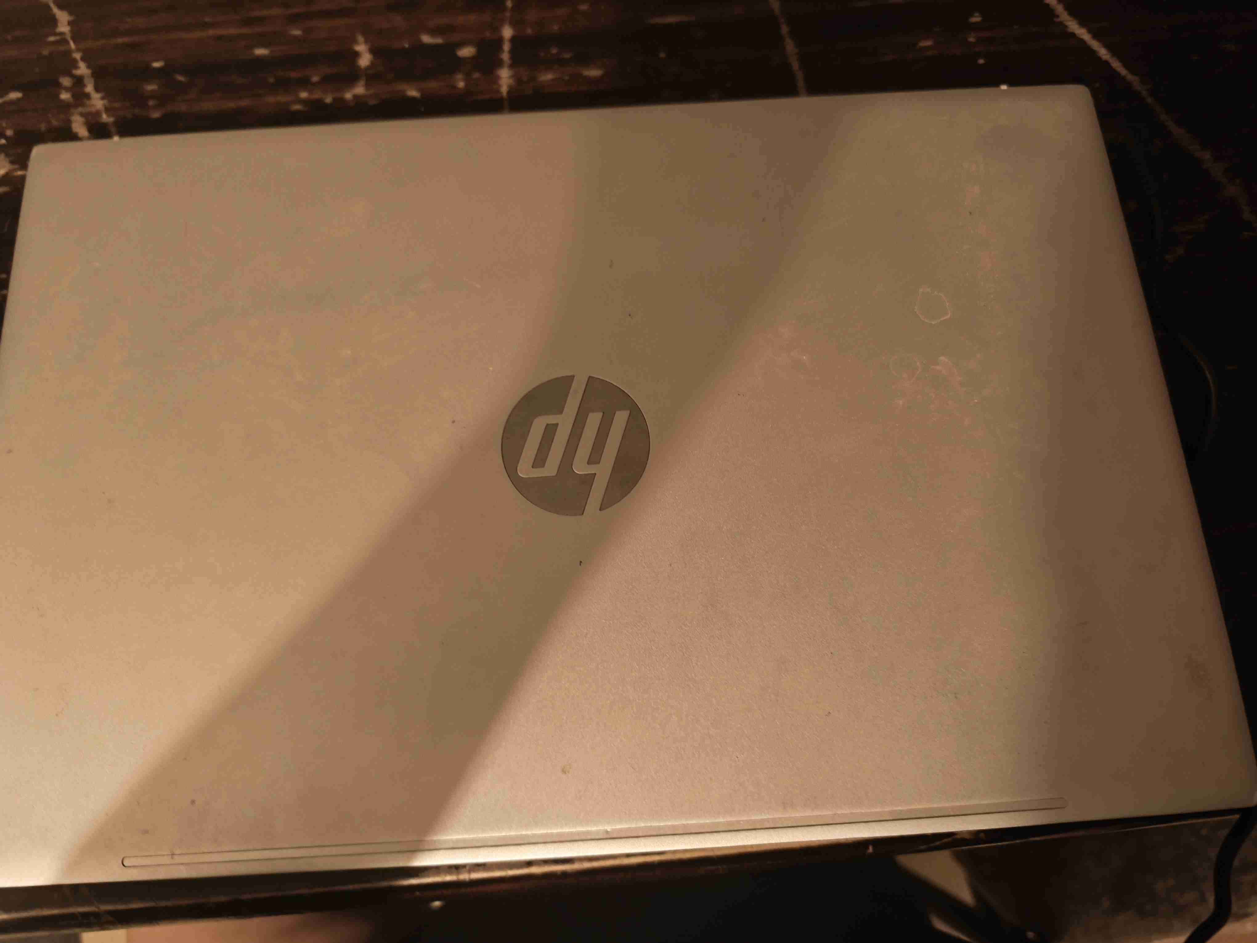 Laptop HP plateada en buen estado - miniatura 2