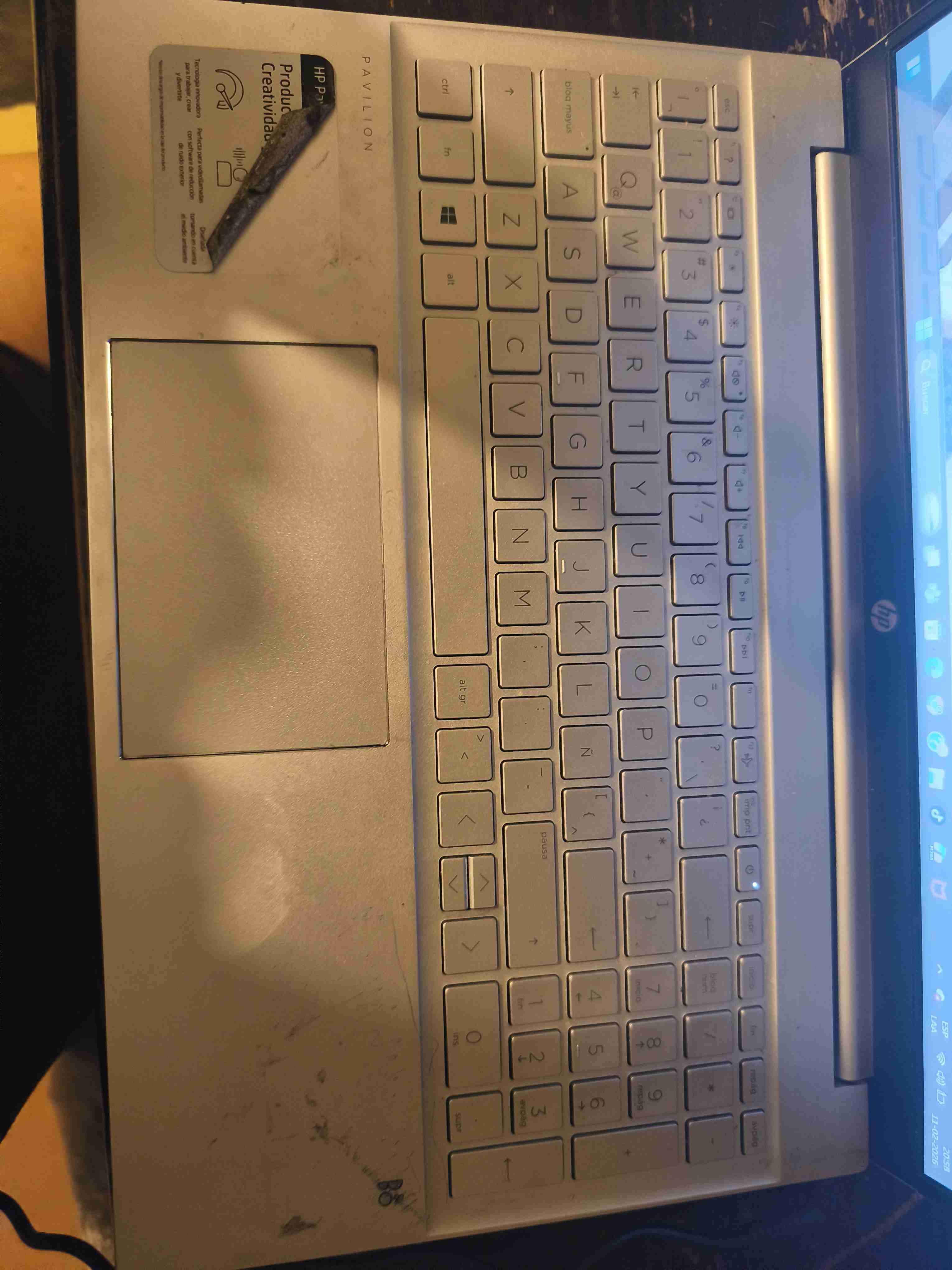 Laptop HP plateada en buen estado - miniatura 4