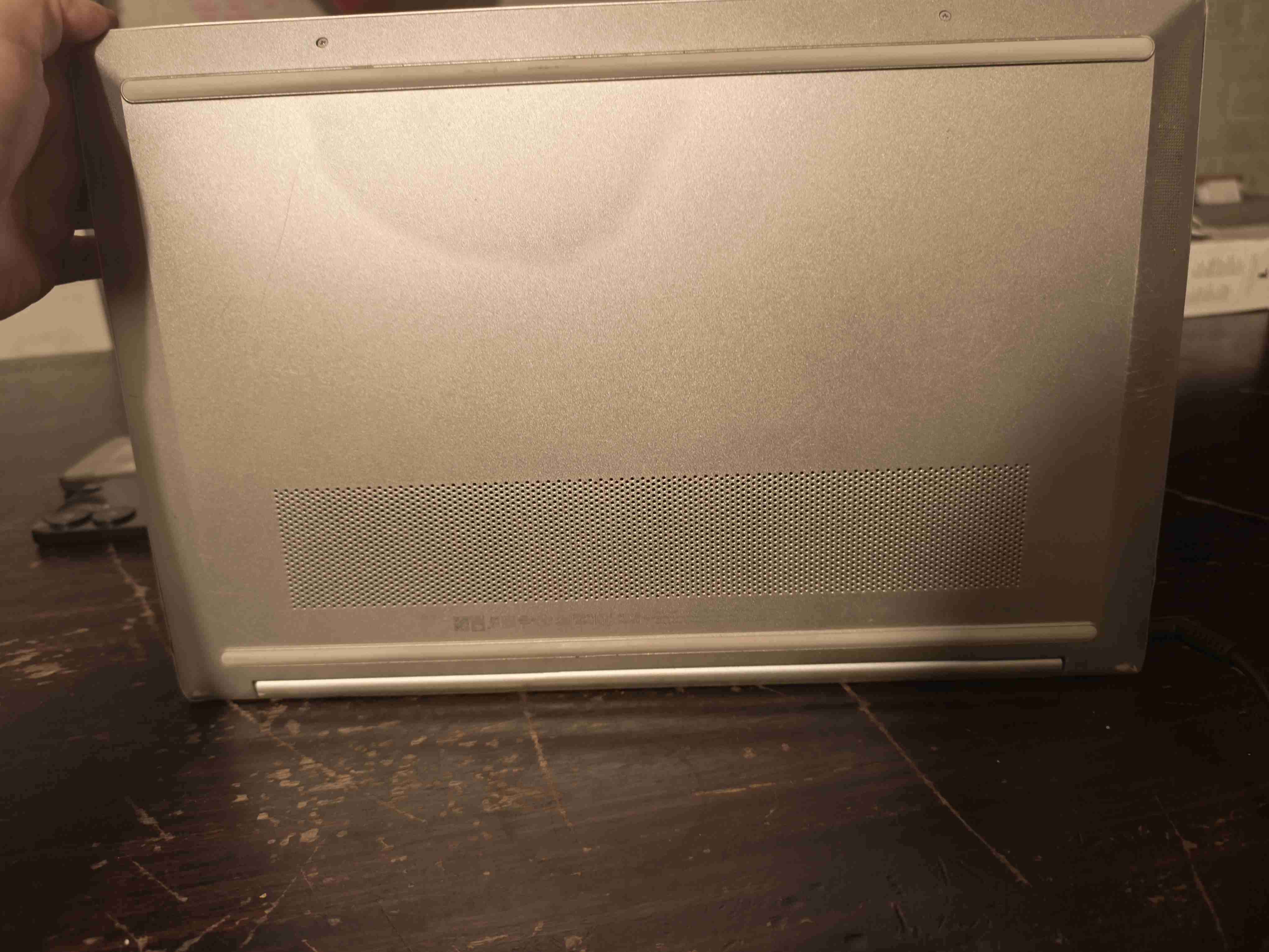 Laptop HP plateada en buen estado - miniatura 5