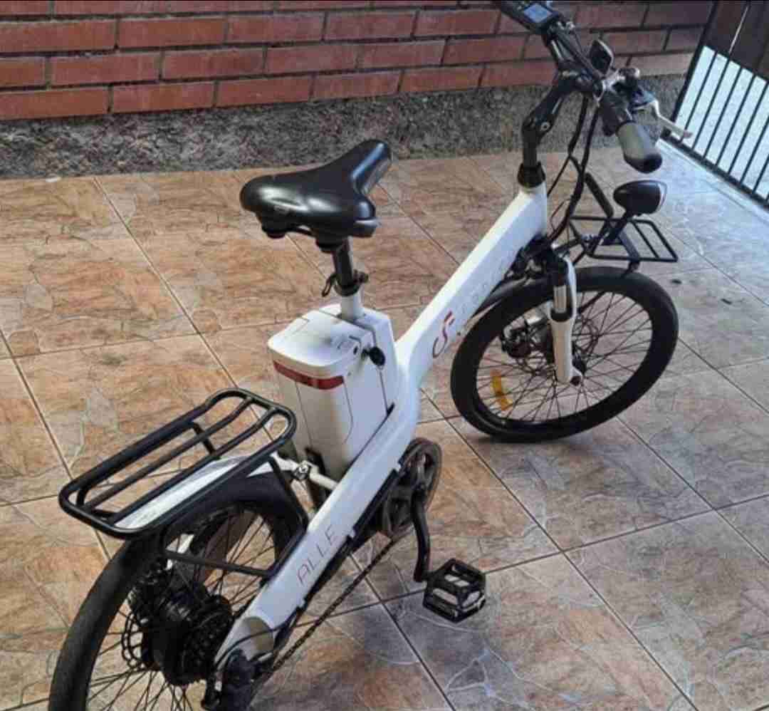 Bicicleta eléctrica blanca - miniatura 1