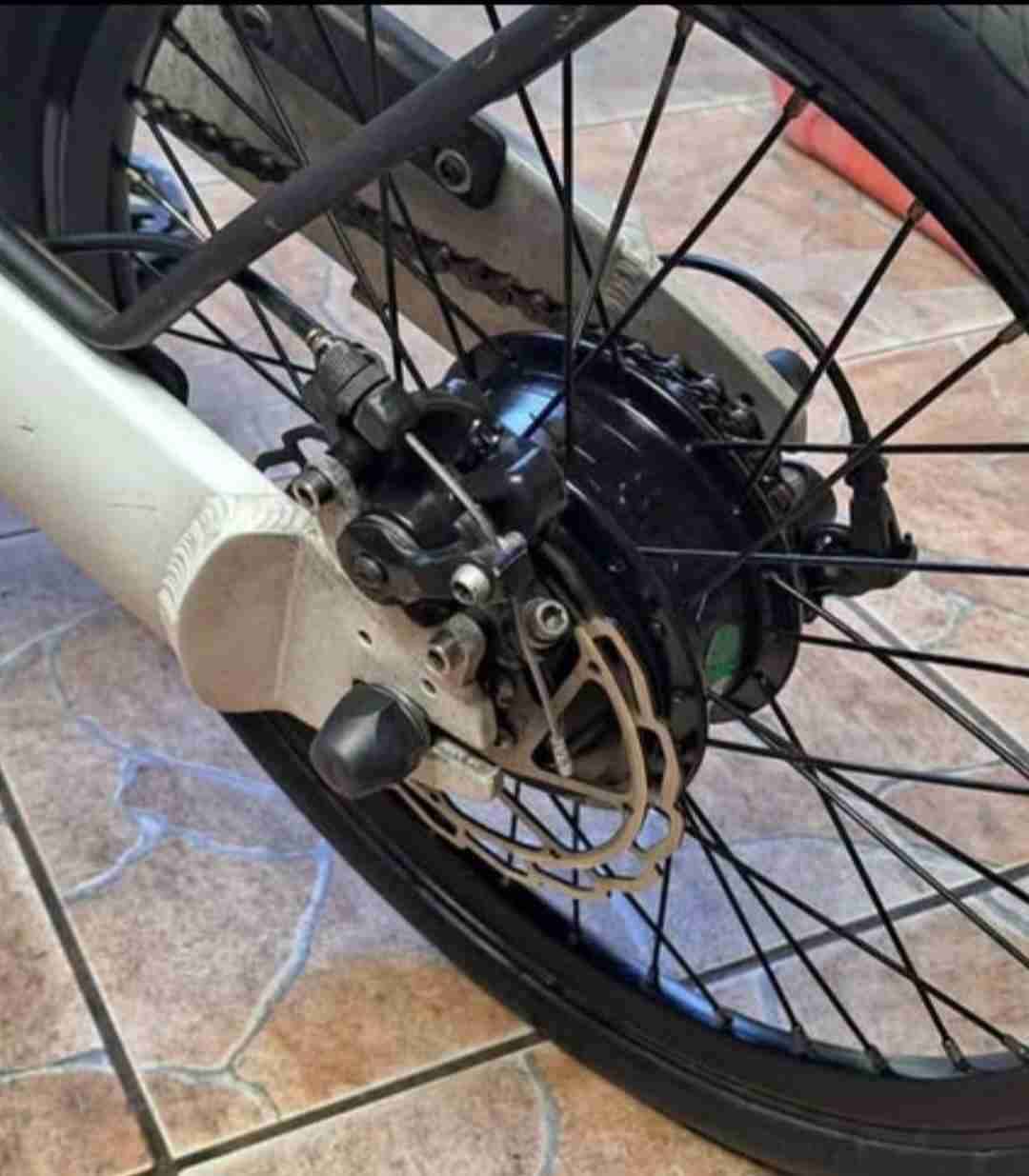 Bicicleta eléctrica blanca - miniatura 2