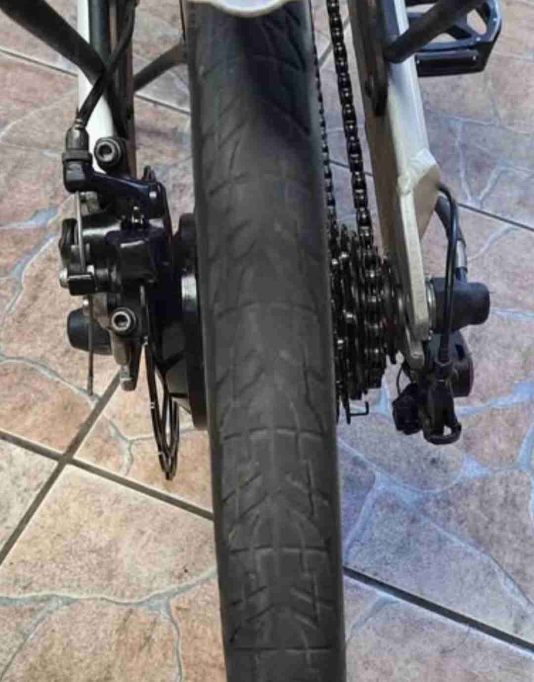 Bicicleta eléctrica blanca - miniatura 3