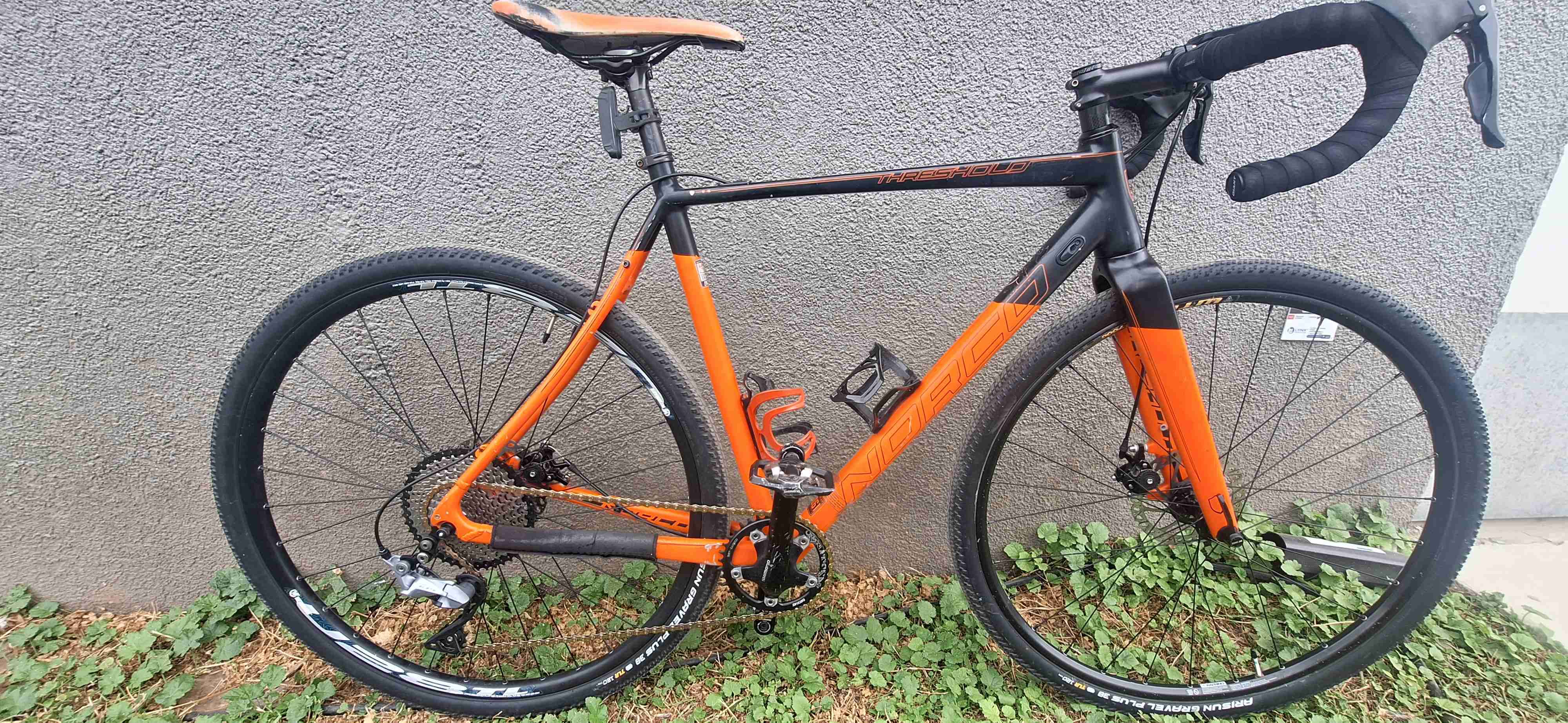 Bicicleta de Gravel Norco naranja y negra - miniatura 1