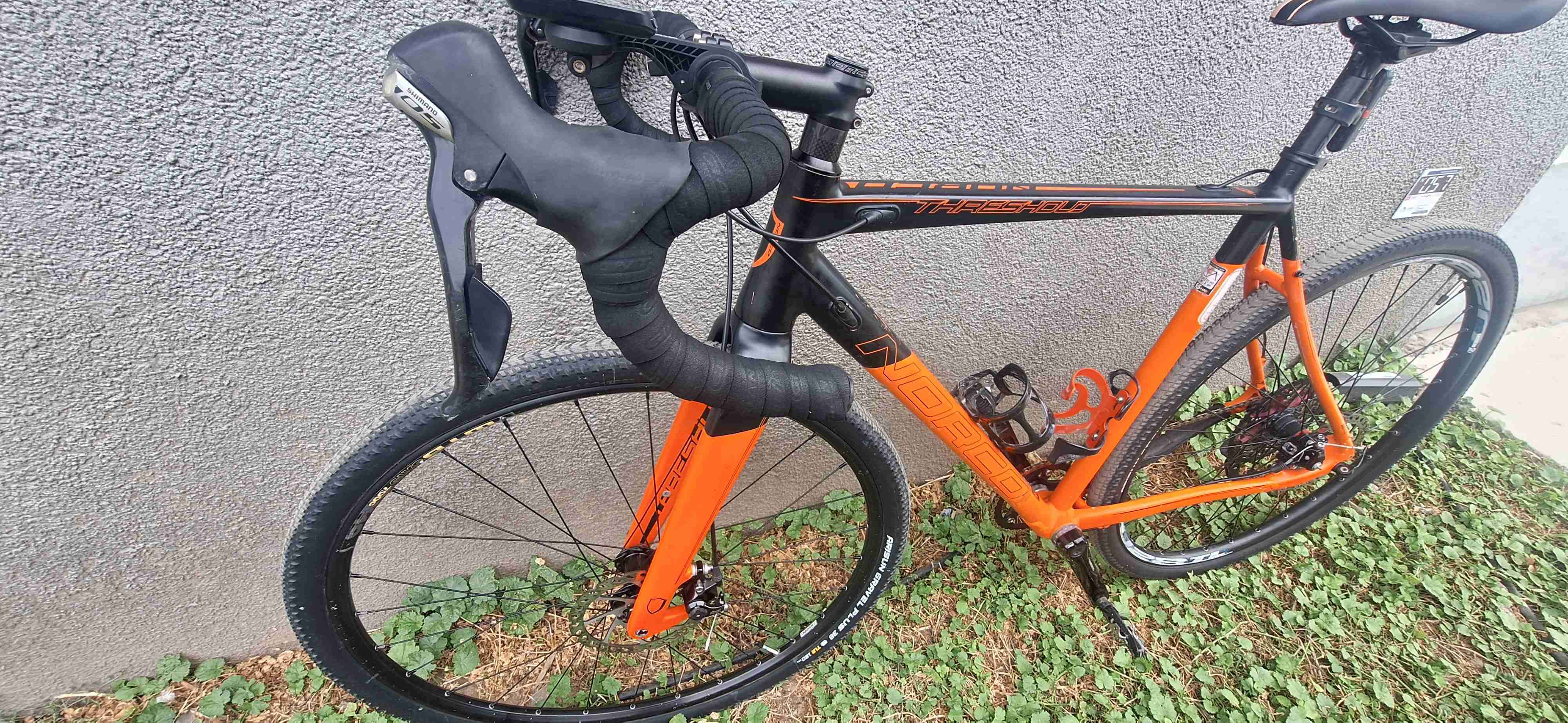Bicicleta de Gravel Norco naranja y negra - miniatura 3
