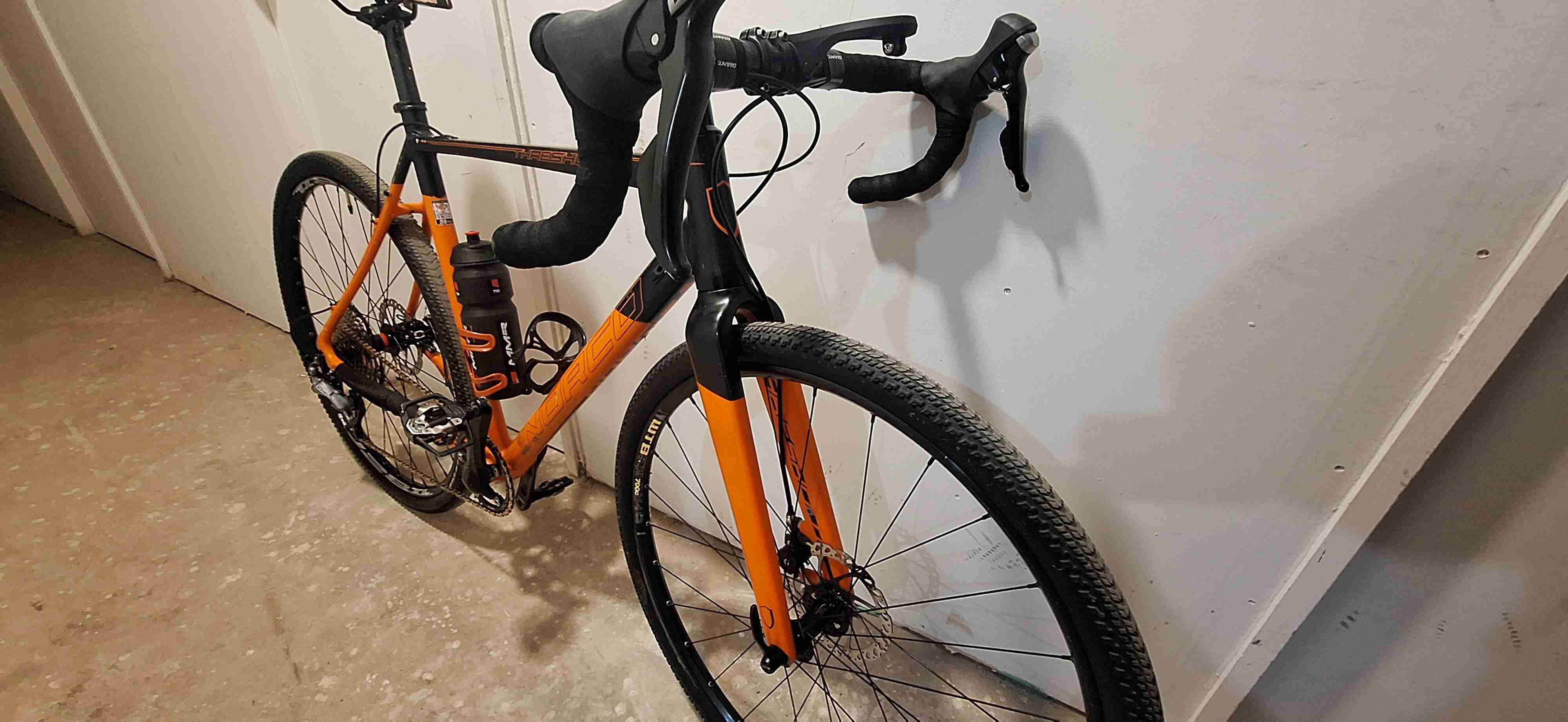 Bicicleta de Gravel Norco naranja y negra - miniatura 4