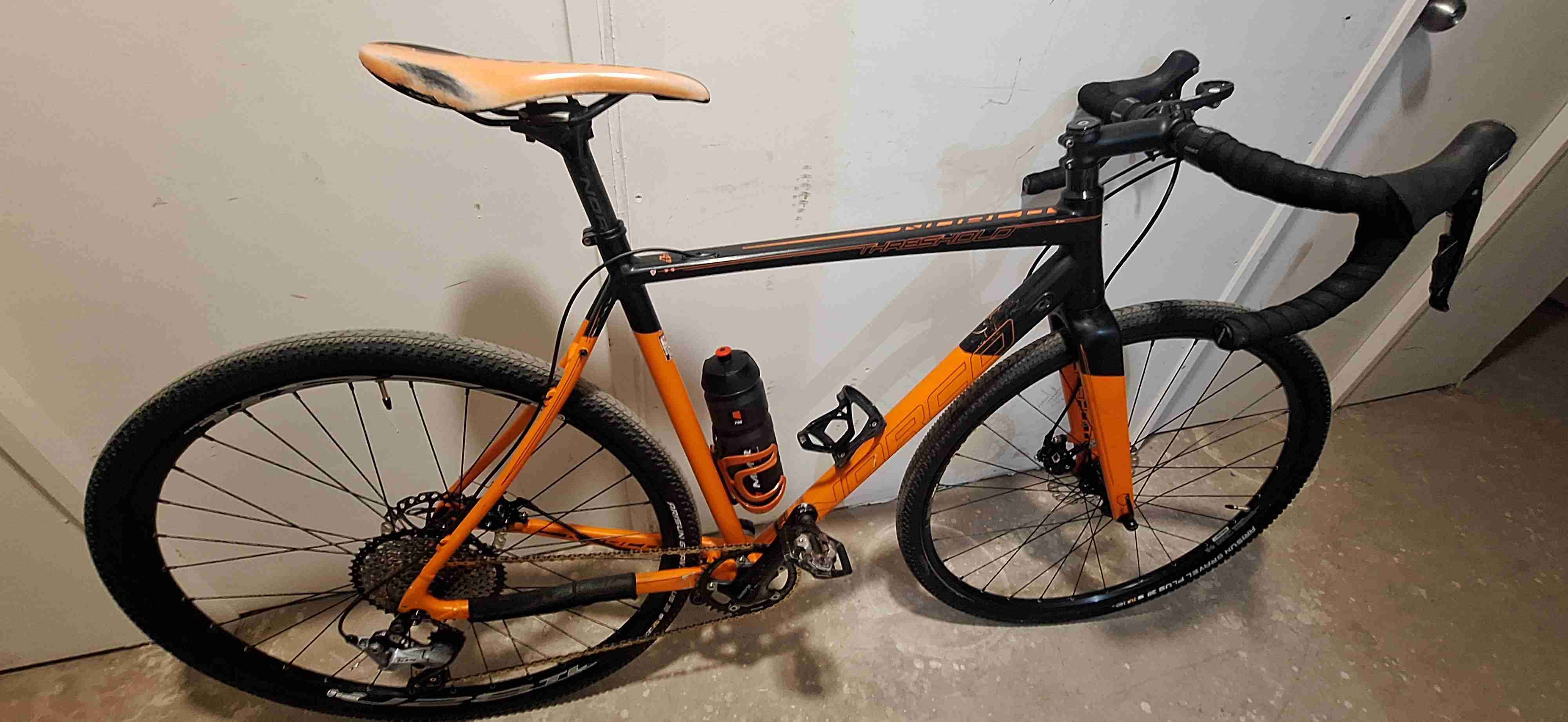 Bicicleta de Gravel Norco naranja y negra - miniatura 5