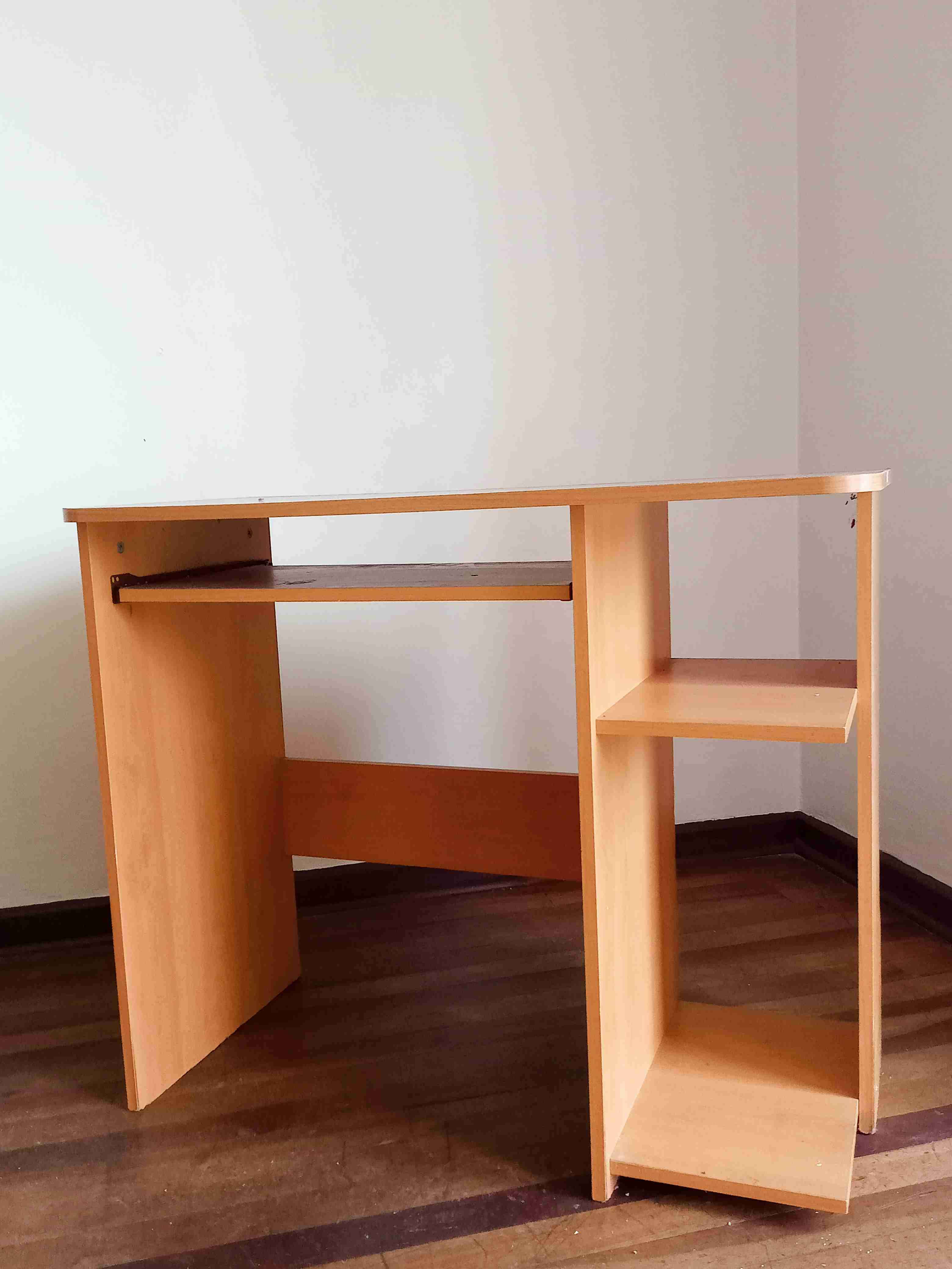 Escritorio de madera compacto