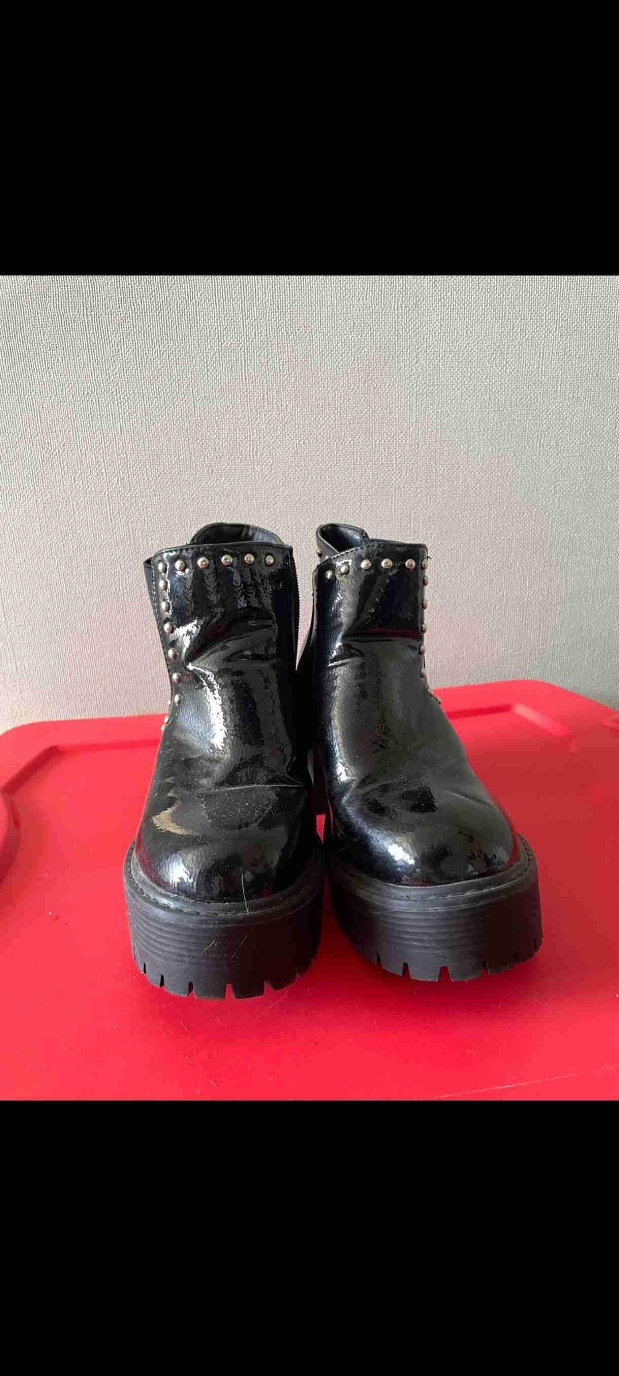 Botines negros con tachas - miniatura 2