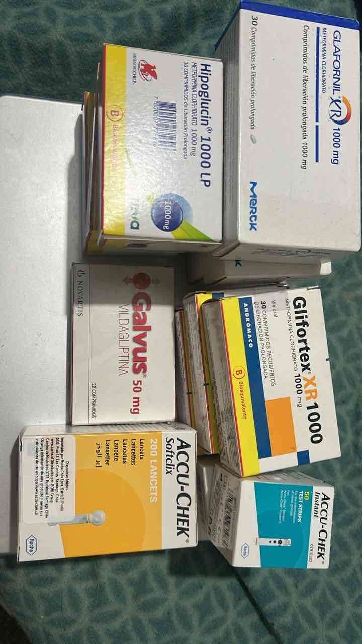 Medicamentos variados y lancetas