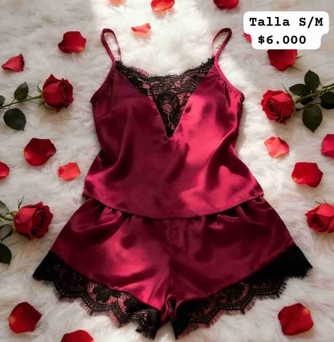 Pijama de satén burdeos con encaje