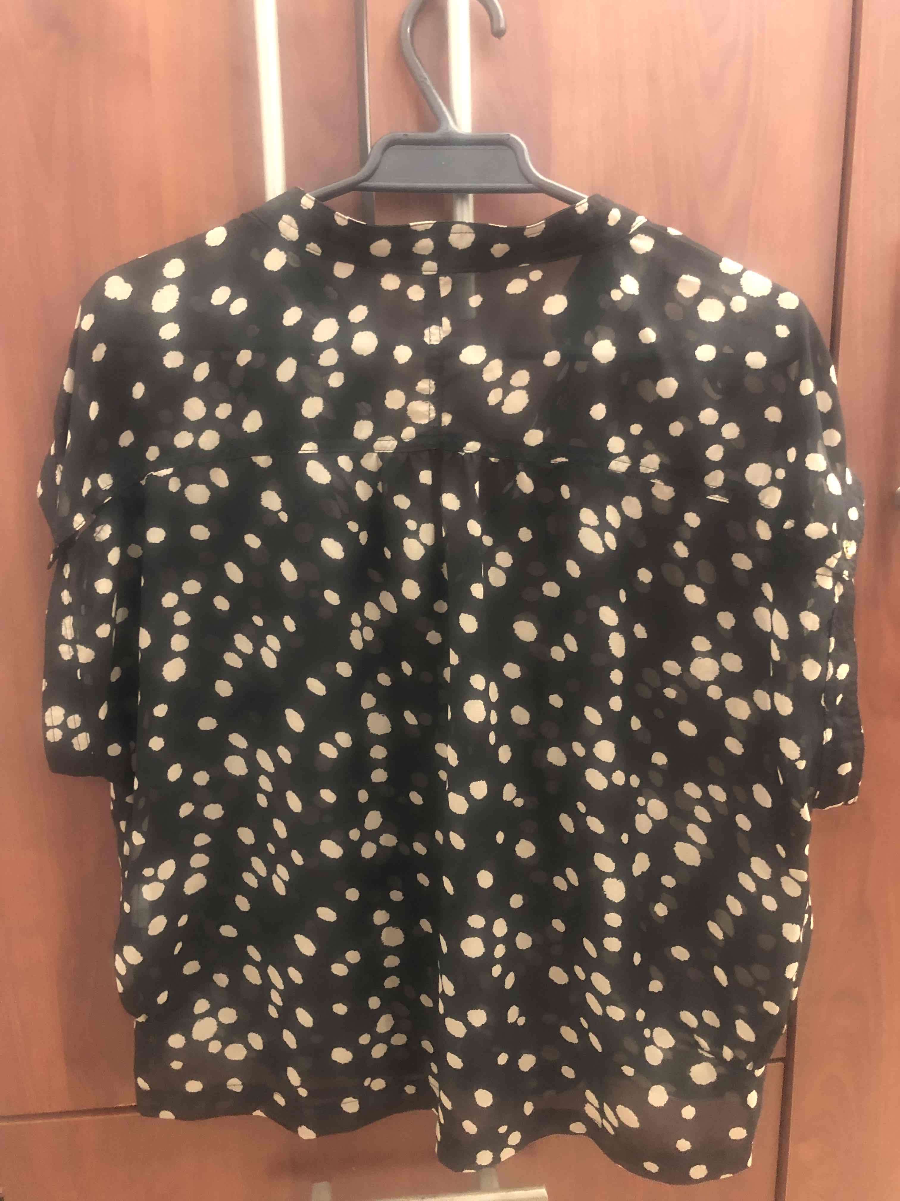 Blusa negra con diseño de puntos