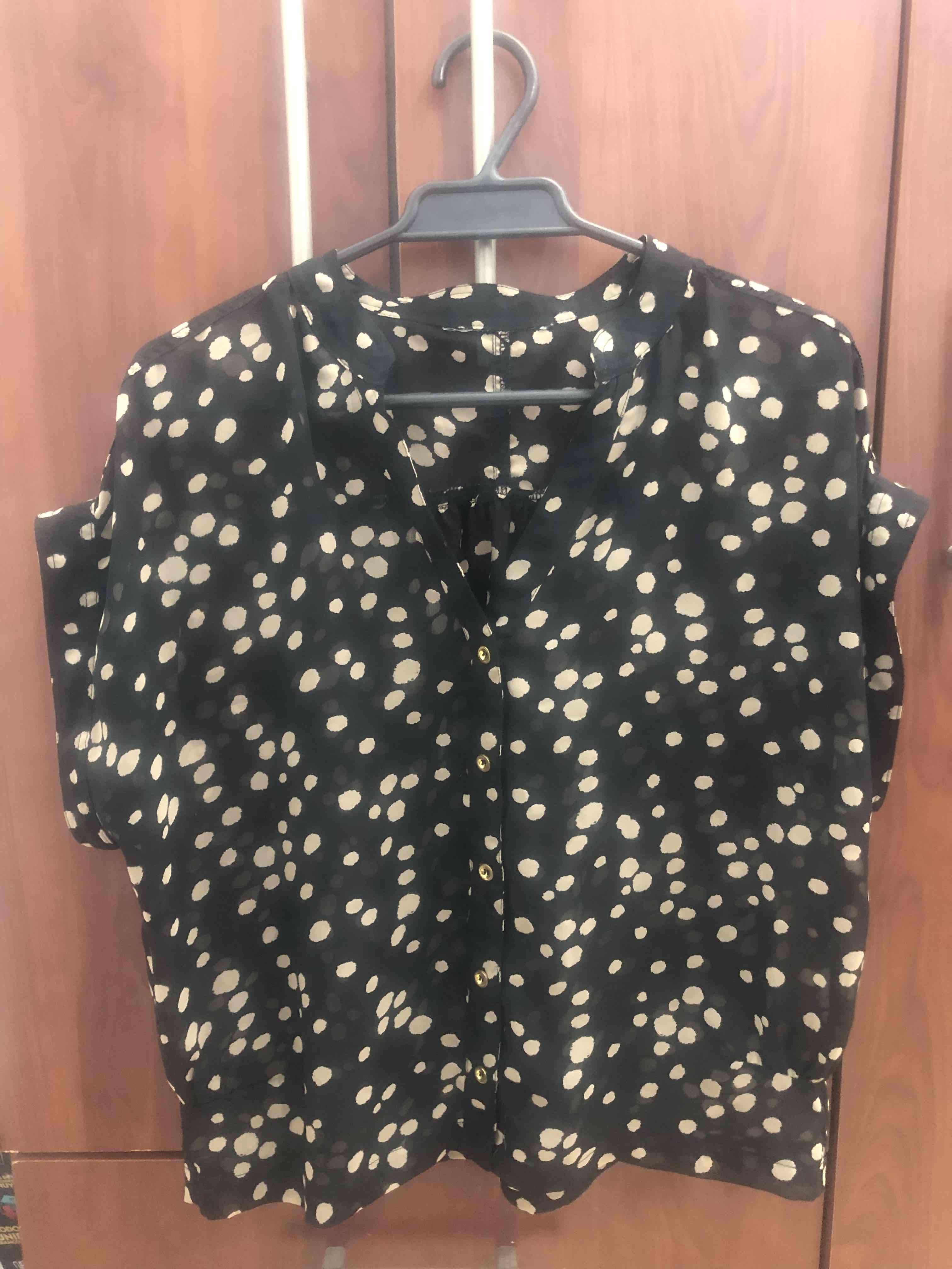 Blusa negra con diseño de puntos - miniatura 2