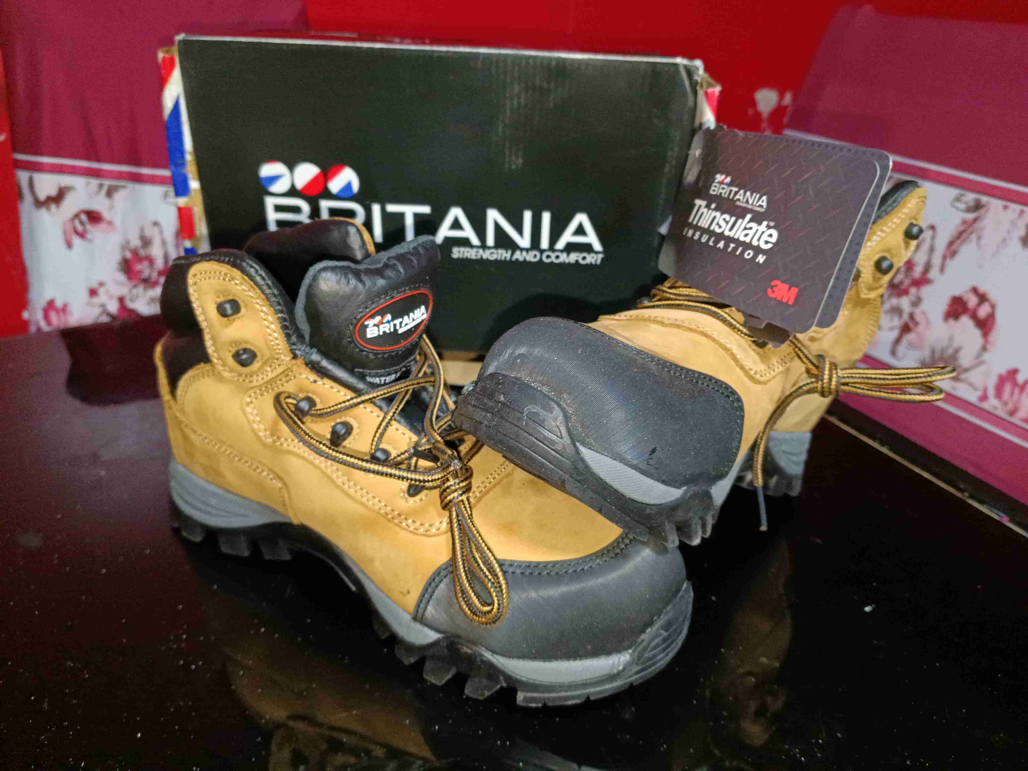 Botas trekking Britania amarillas - miniatura 1