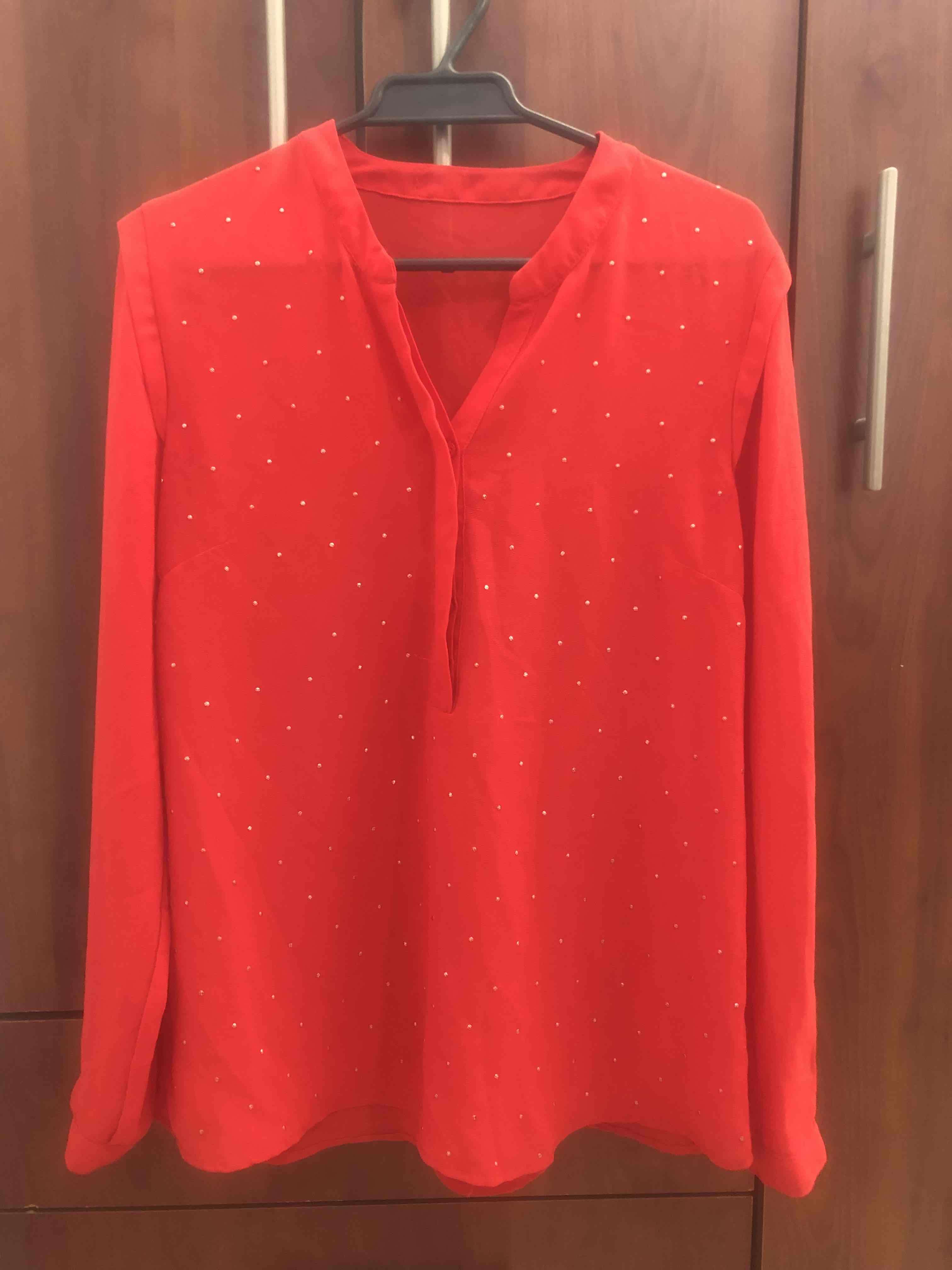 Blusa roja con puntos
