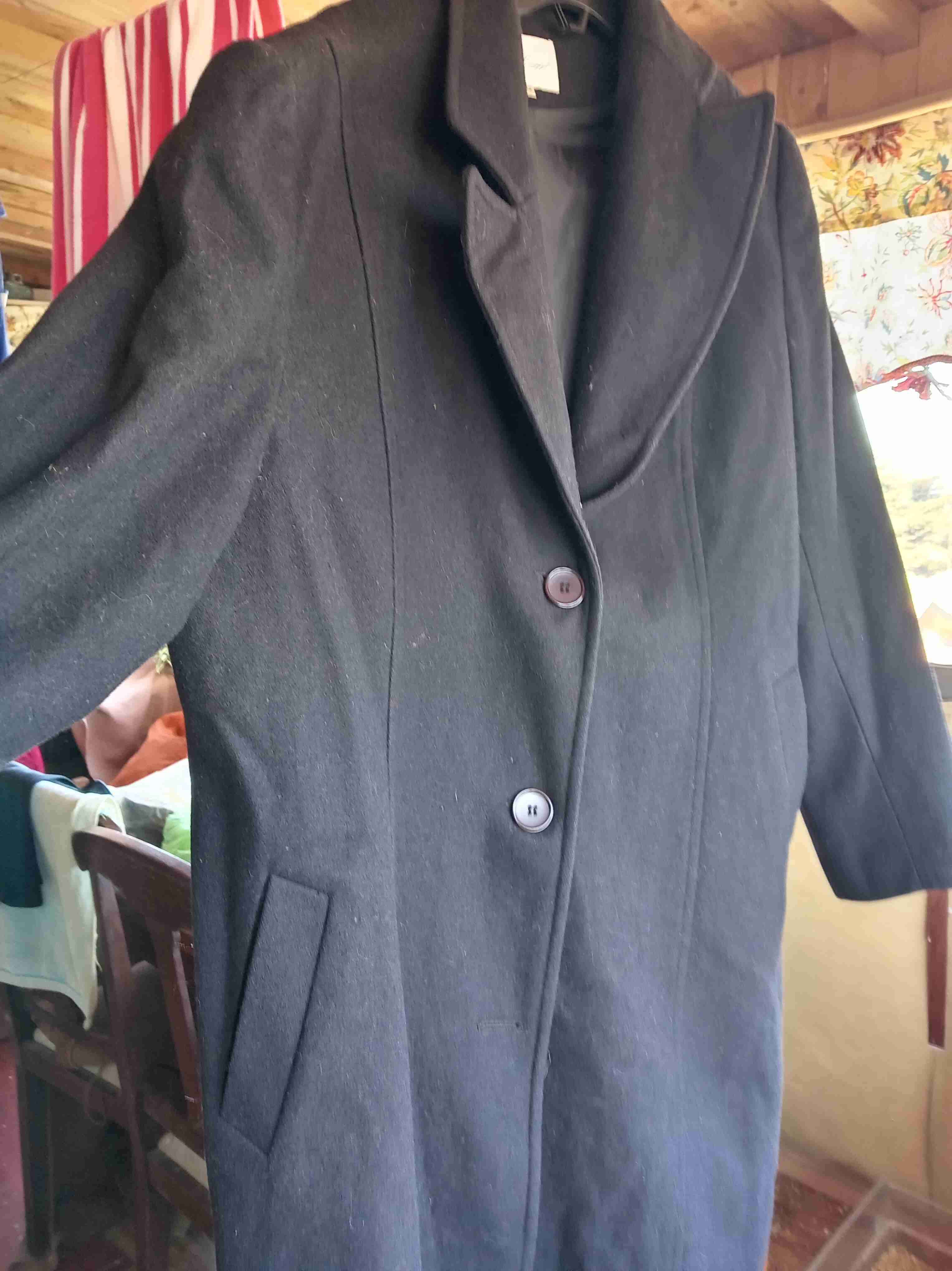 Abrigo de piel sintética café oscuro y abrigo negr - miniatura 2